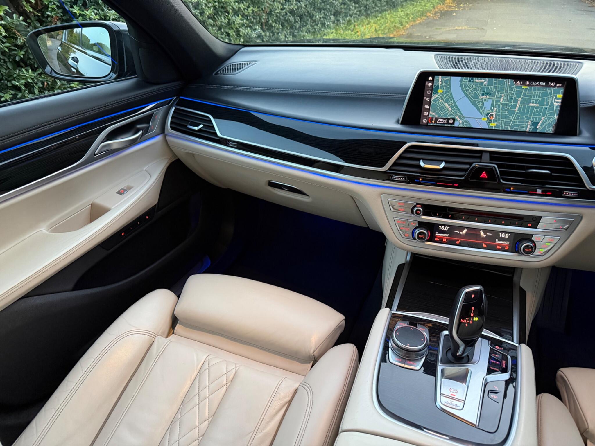 BMW 7 Series view 16