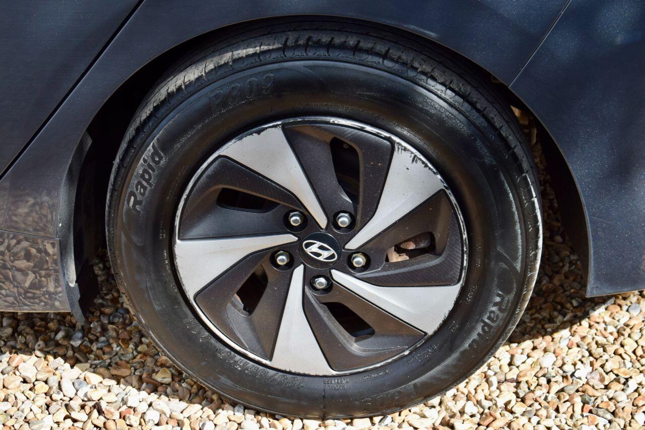 Hyundai Ioniq view 21