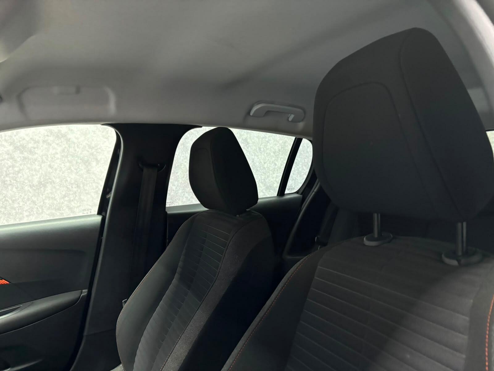 Peugeot 208 view 12
