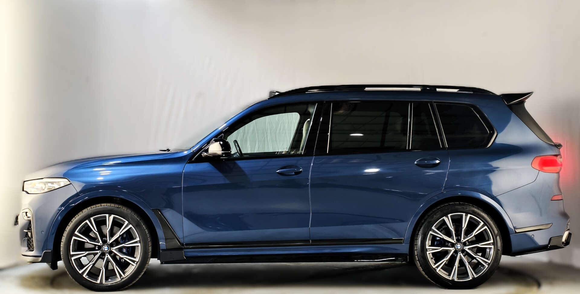 BMW X7 view 11