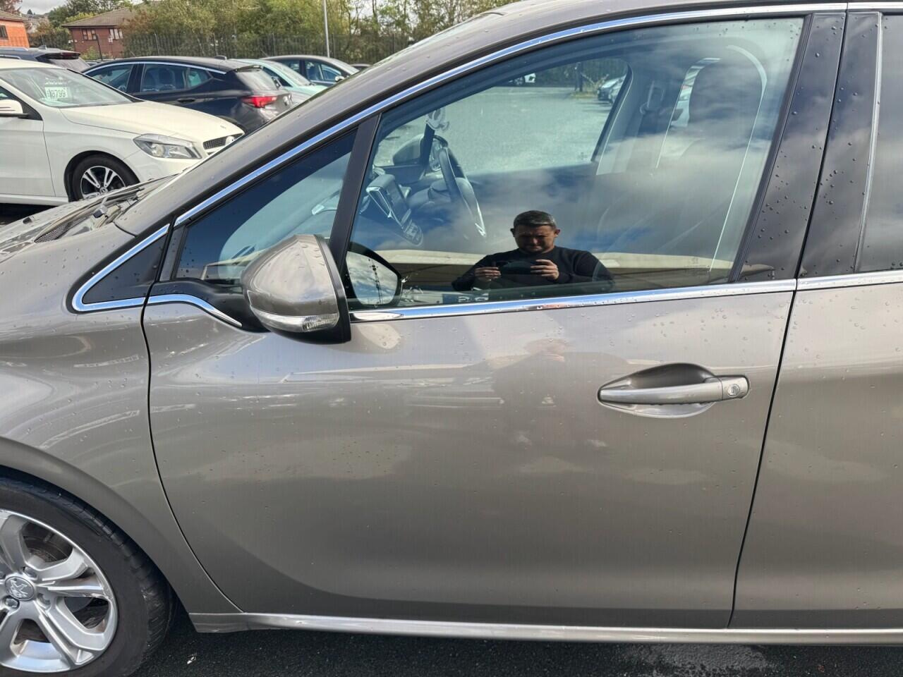 Peugeot 208 view 43
