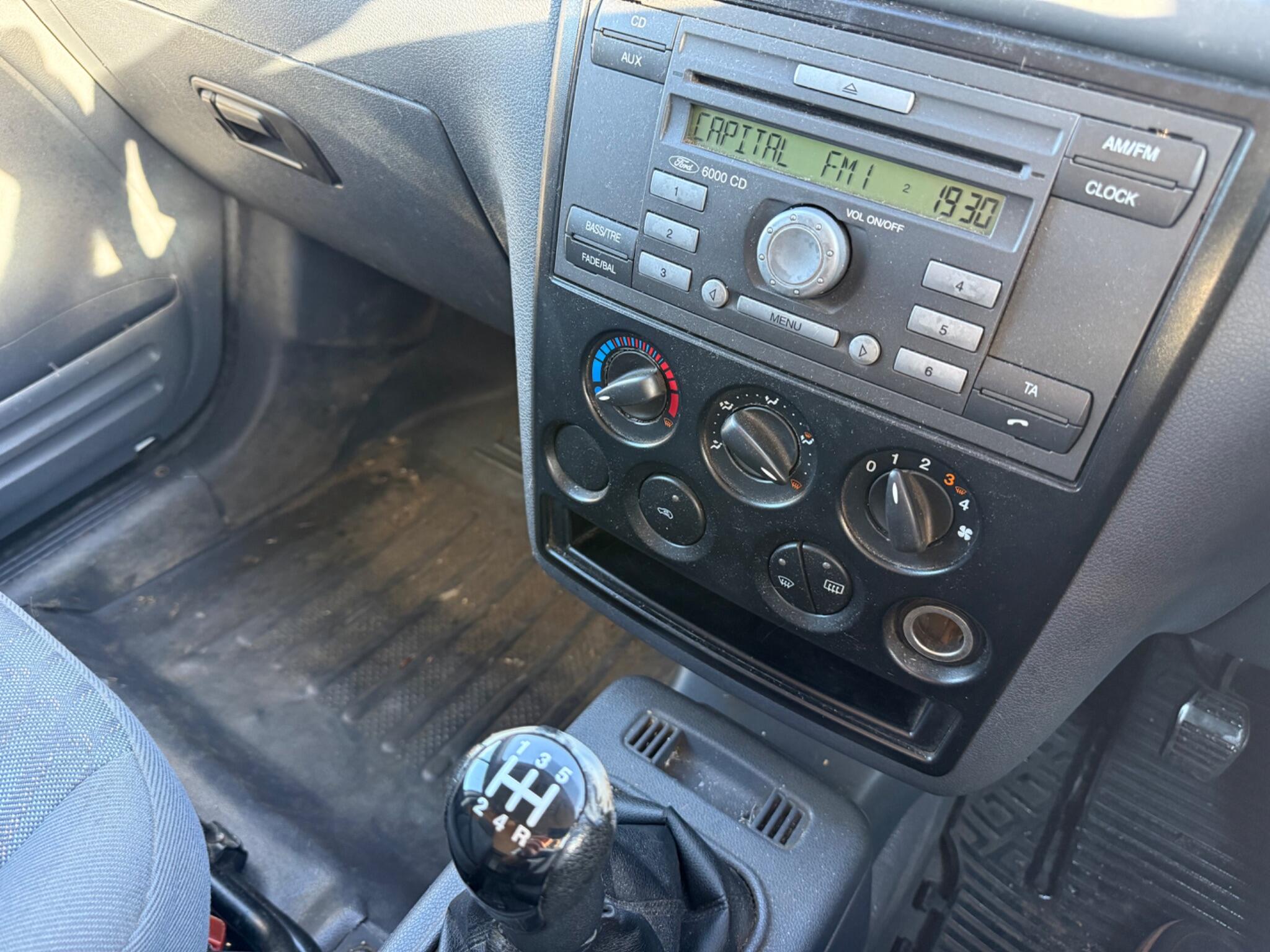 Ford Transit Connect 1.8 TDCi T200 LX L1 H1 4dr — photo 43 of 86