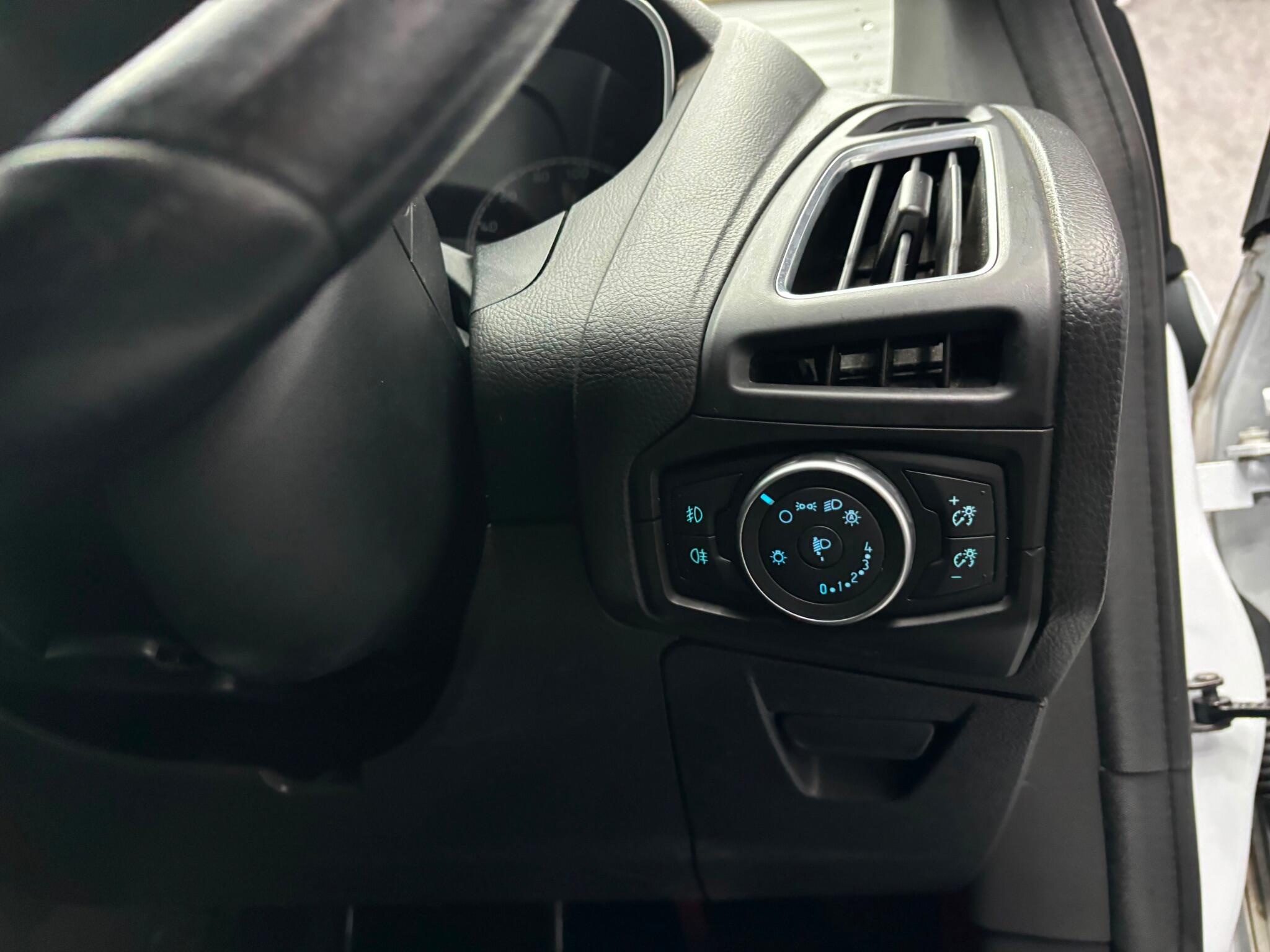 Ford Focus view 22