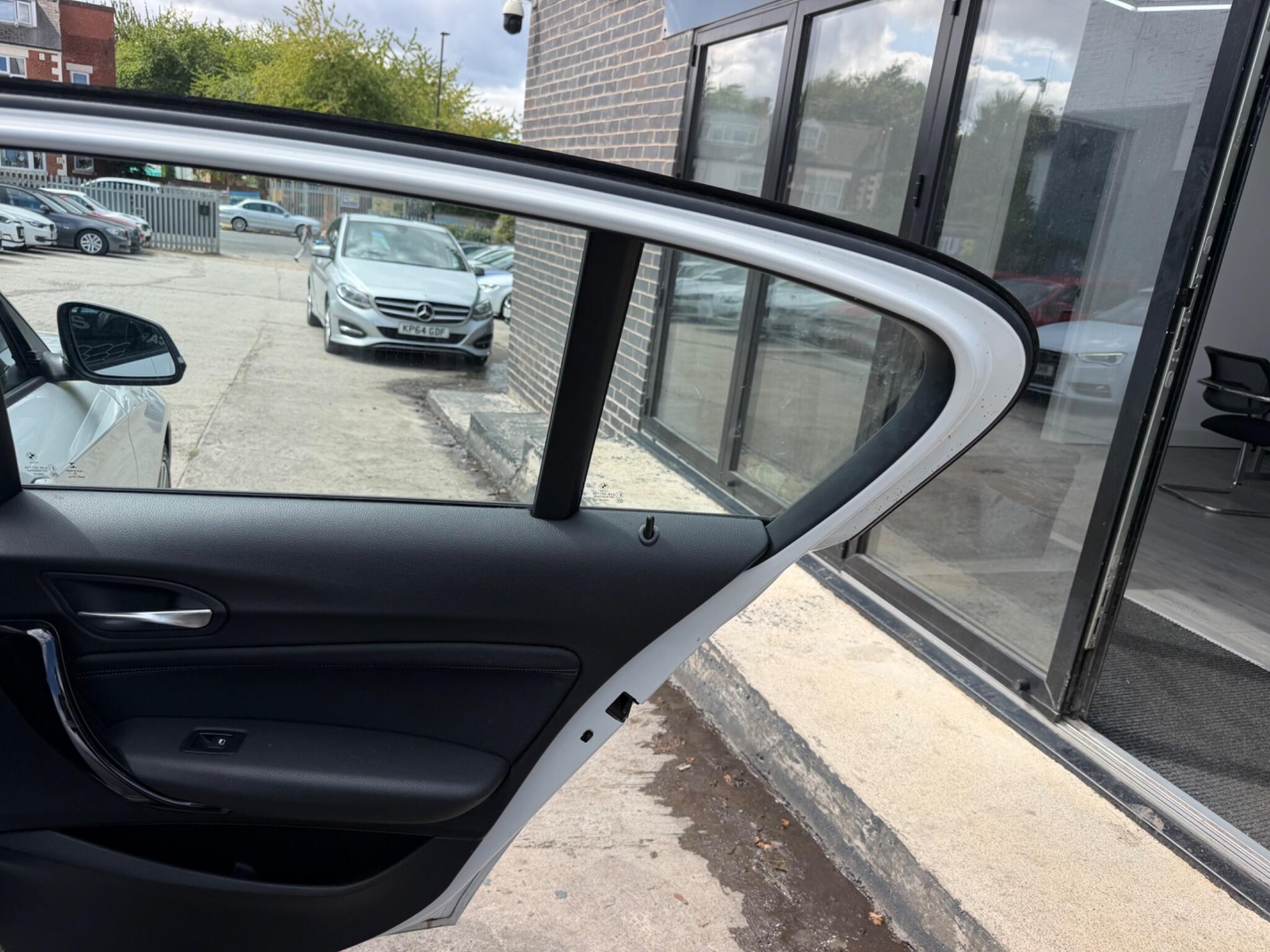 BMW 1 Series view 19
