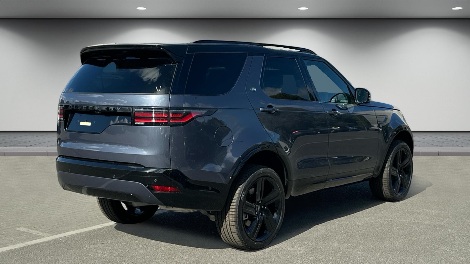 Land Rover Discovery view 3