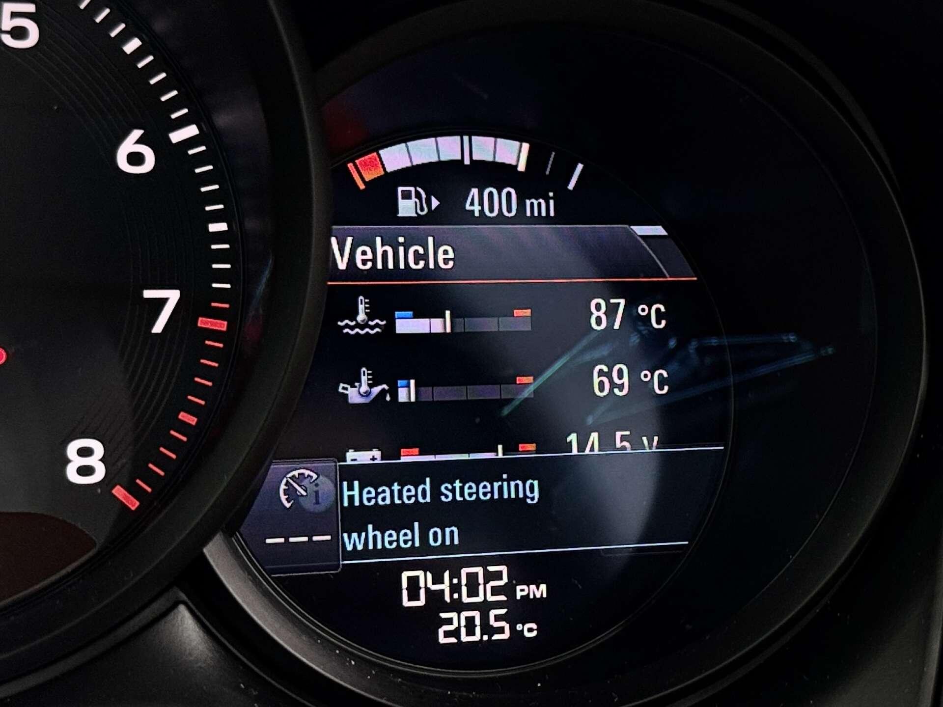 Porsche Macan view 24