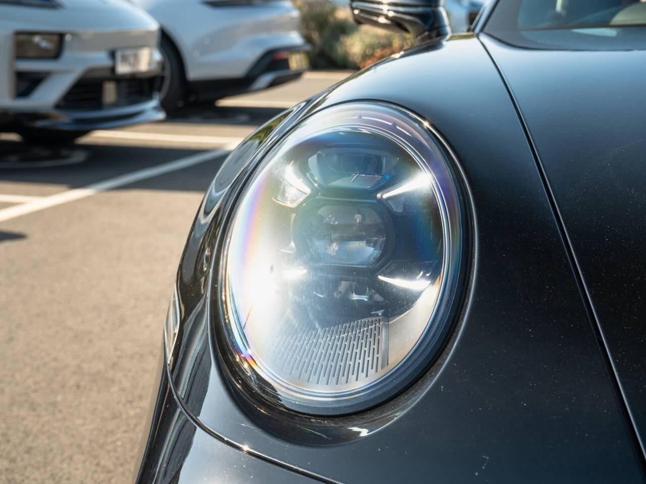 Porsche 911 view 16