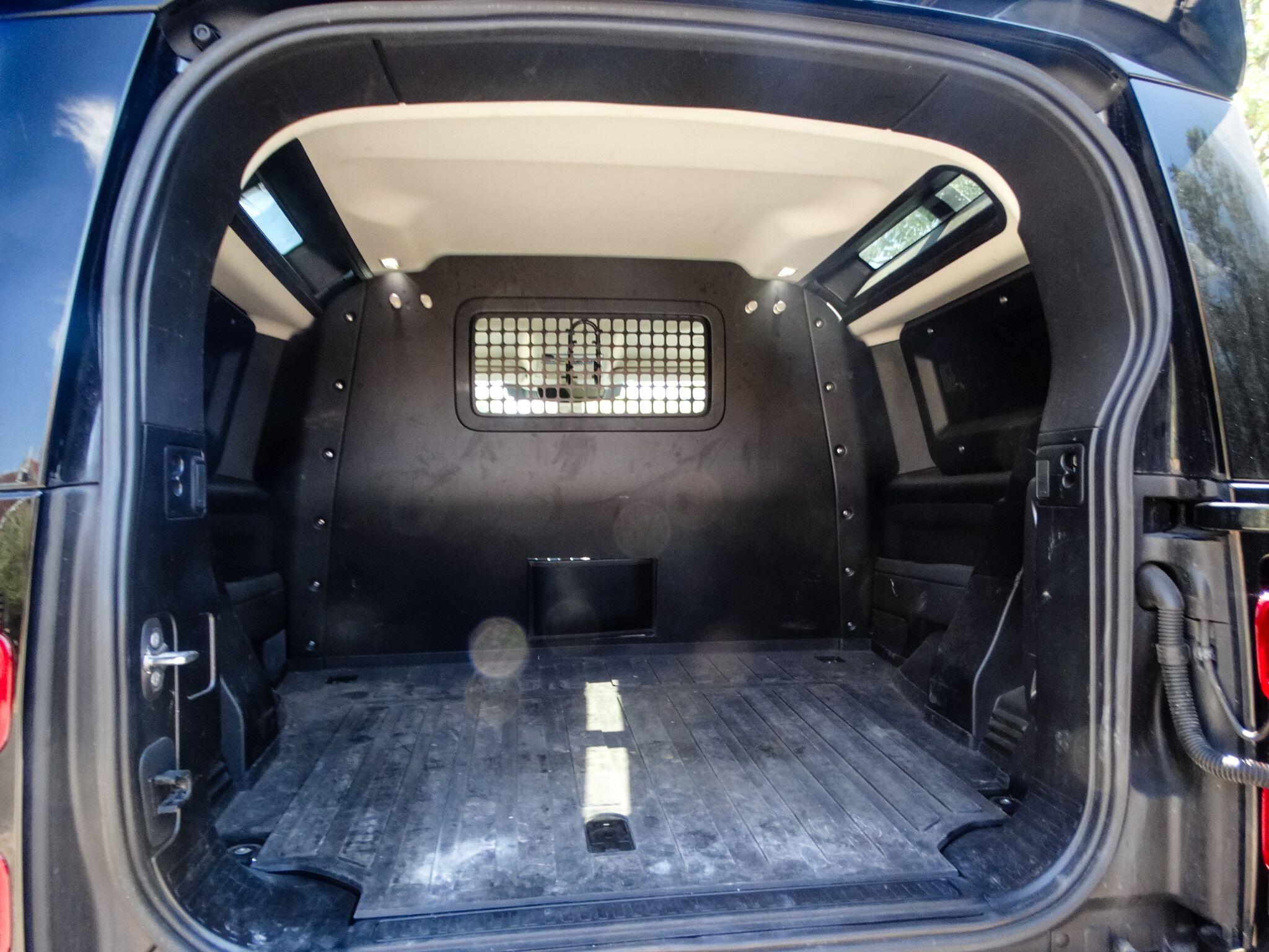 Land Rover Defender 90 view 14