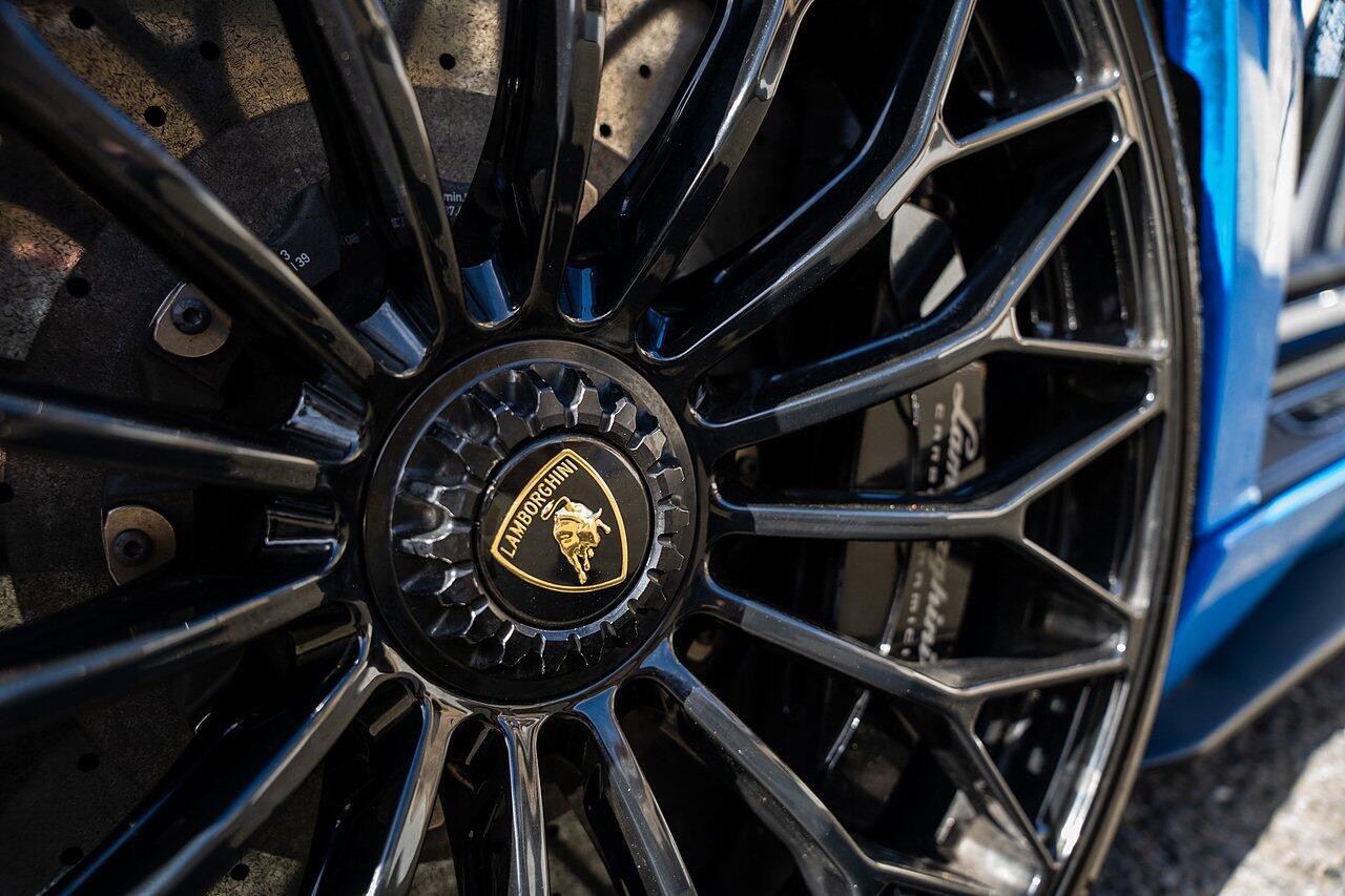 Lamborghini Aventador view 91