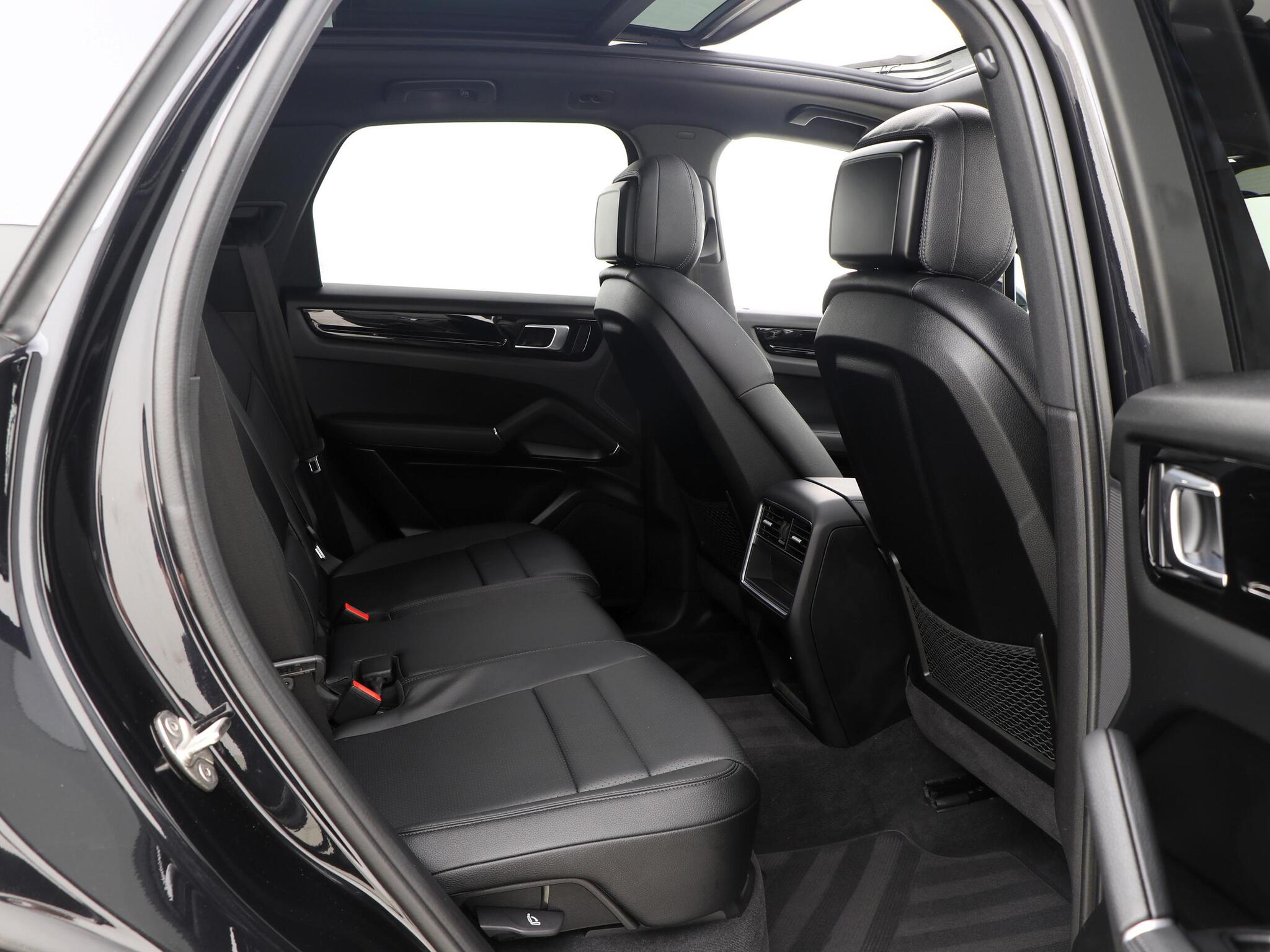 Porsche Cayenne view 26