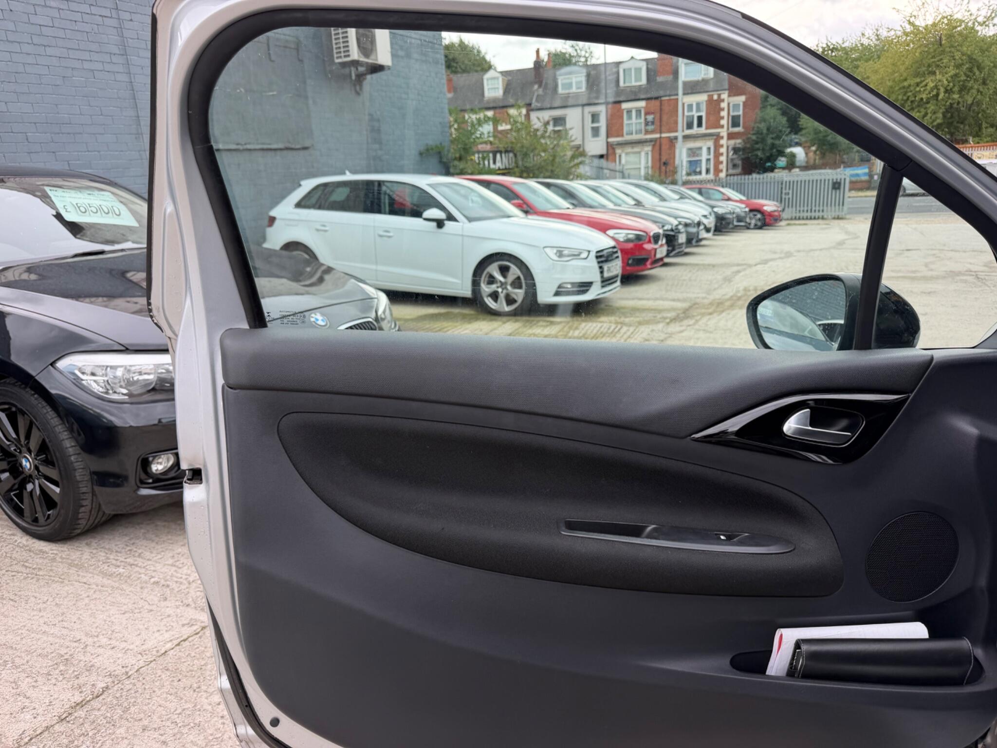 DS Automobiles DS 3 view 13