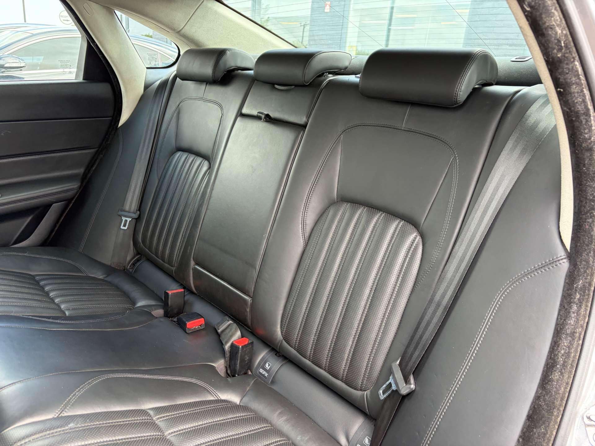Jaguar XF view 23