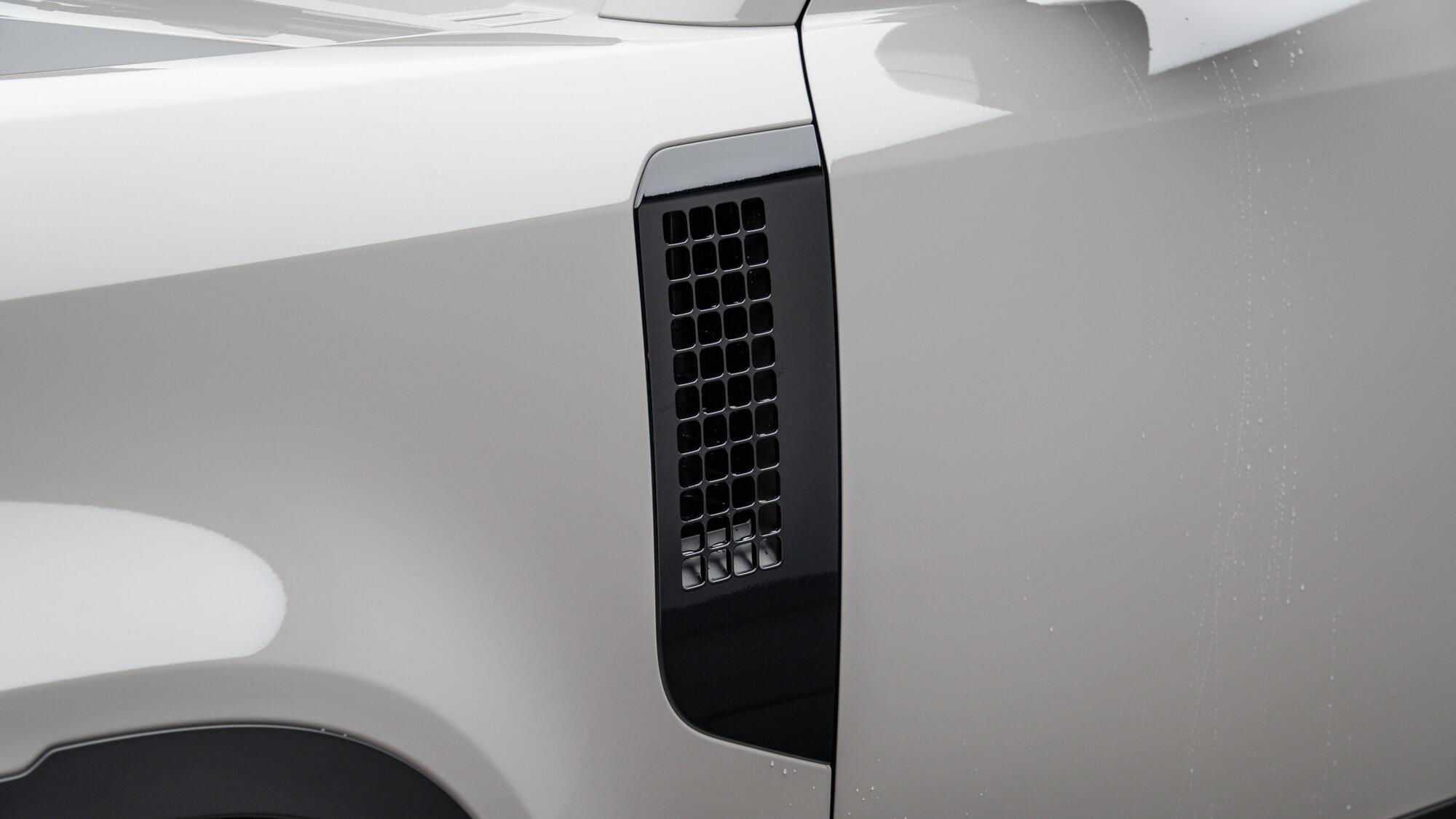 Land Rover Defender 90 view 29