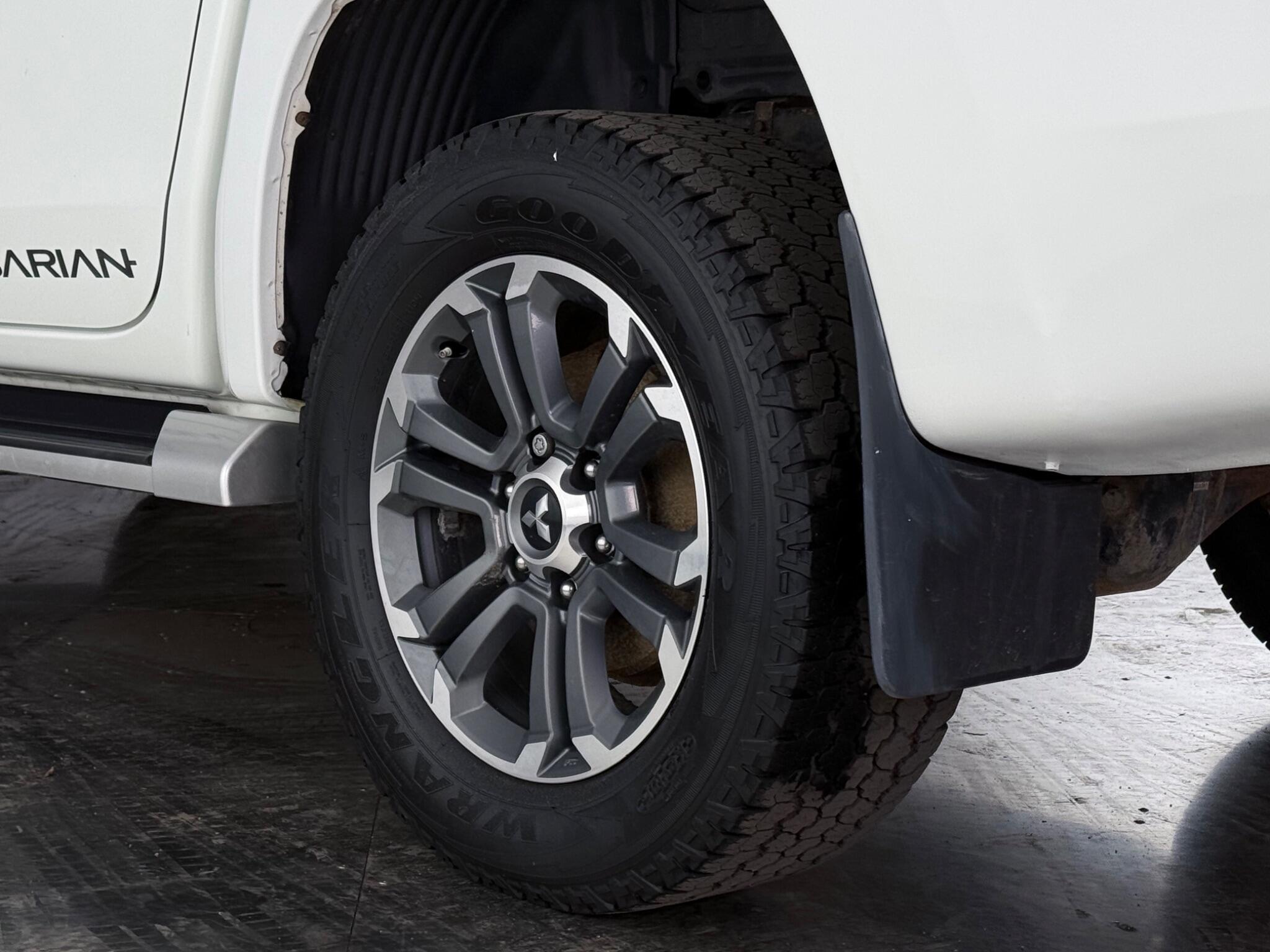 Mitsubishi L200 view 9