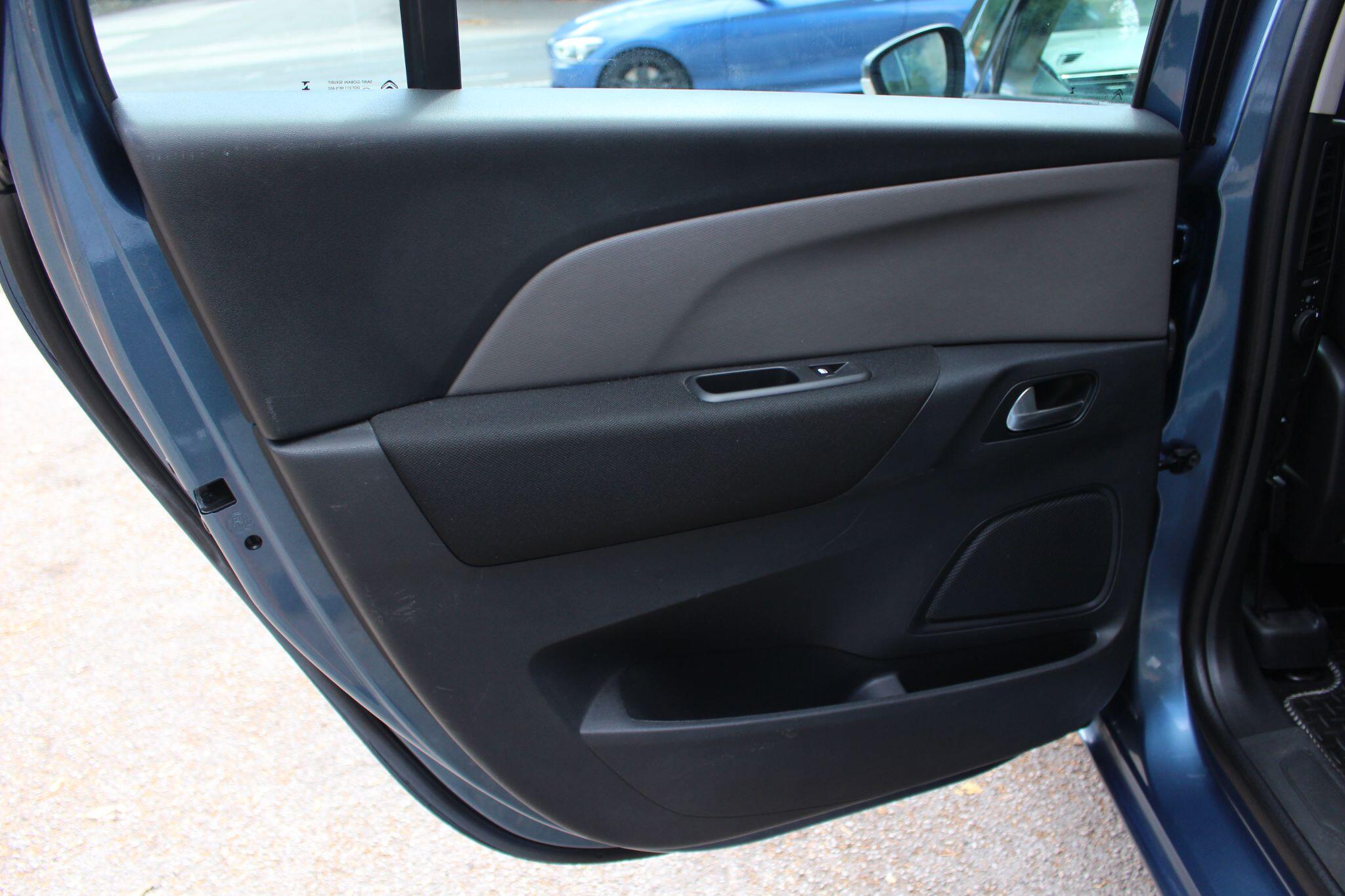 Citroen Grand C4 Picasso view 21