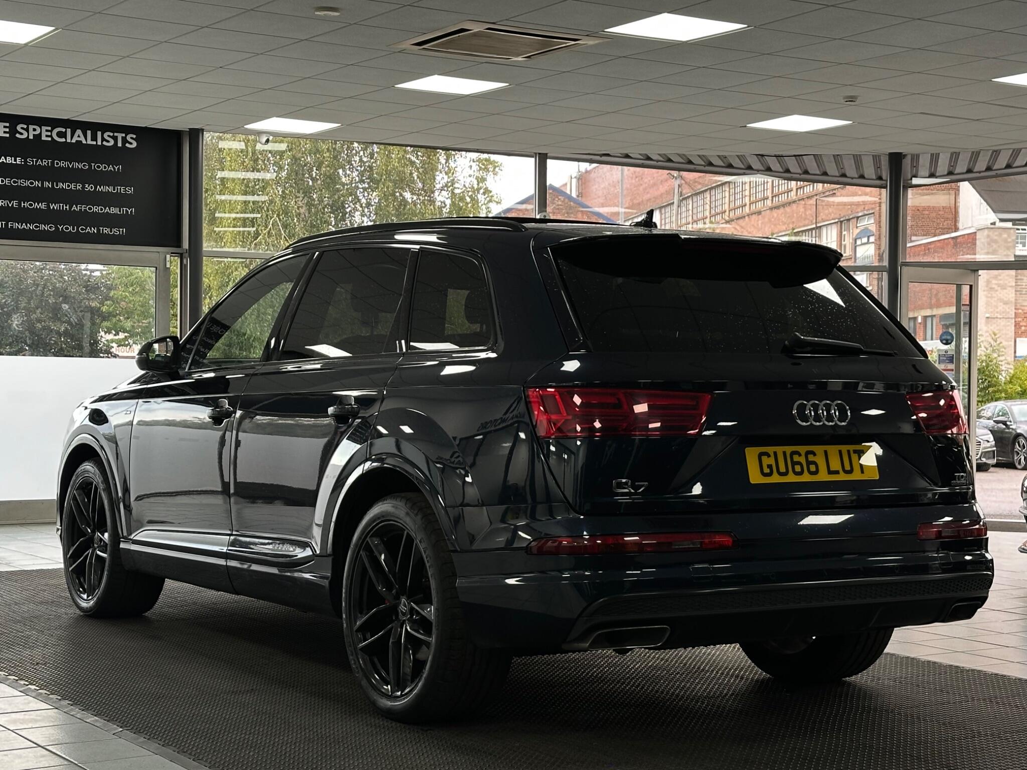 Audi Q7 view 11