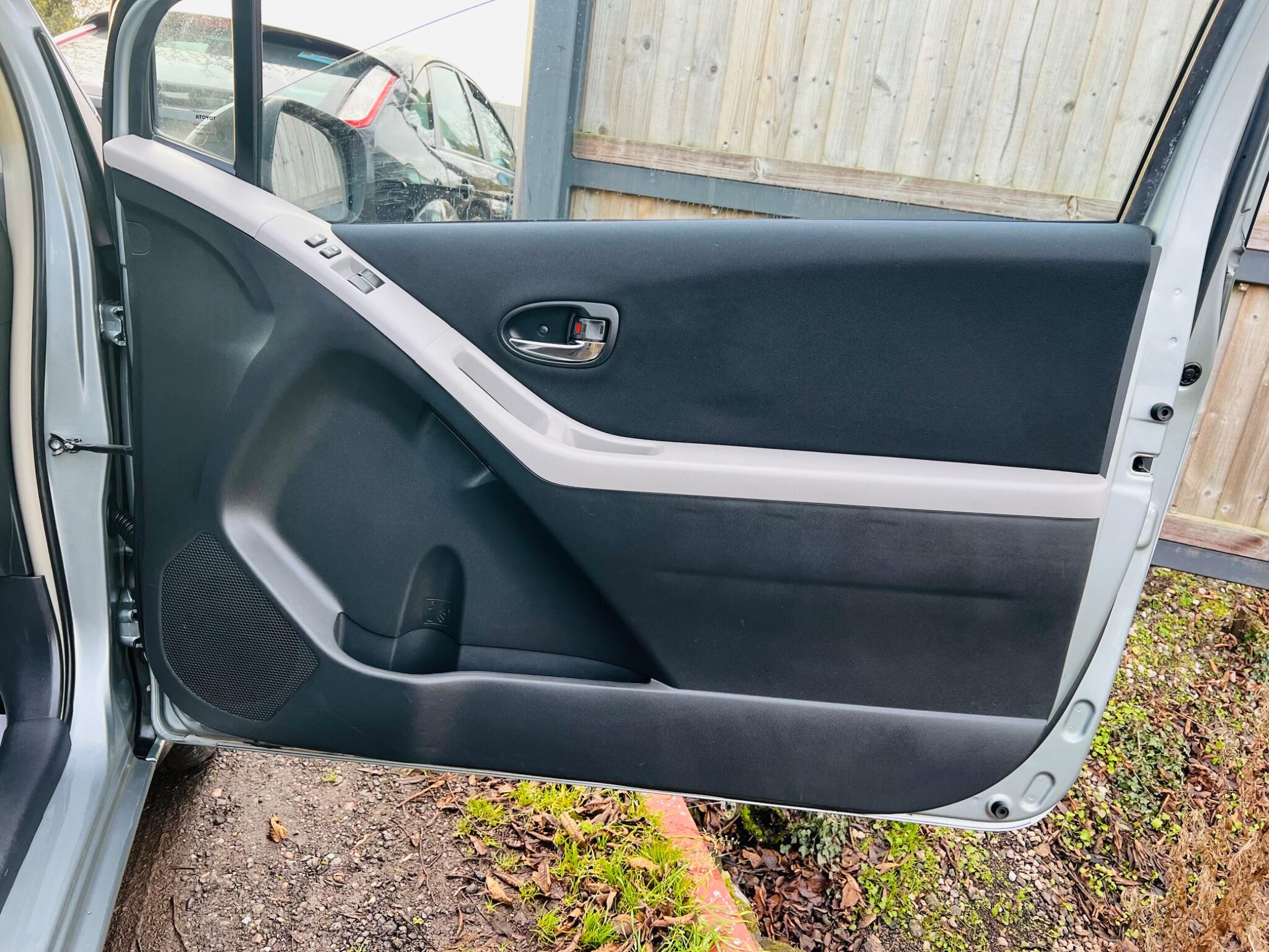2010 Toyota Yaris 1.33 Dual VVT-i TR Euro 4 (s/s) 3dr • 91,593 miles image 19