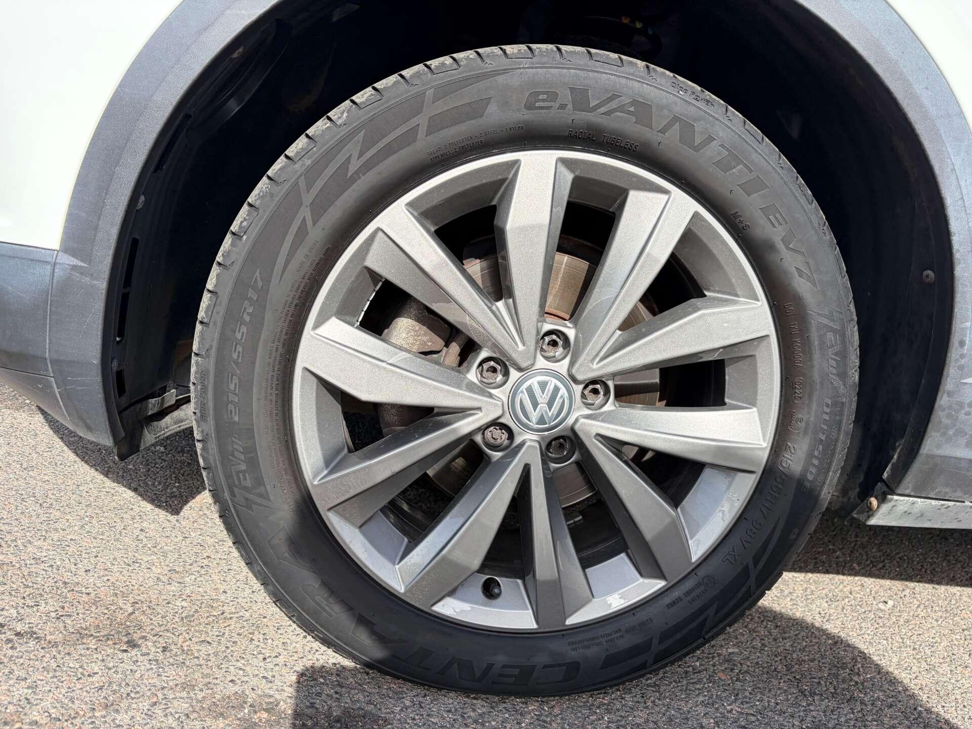 Volkswagen T-Roc view 13