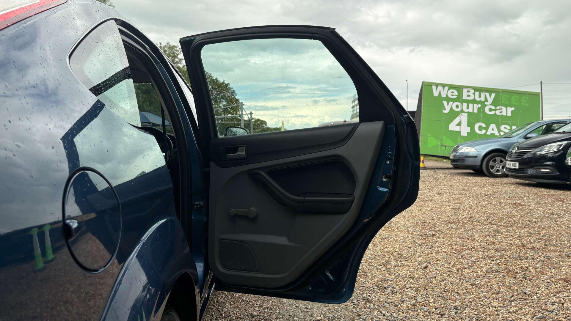 Ford Focus view 25