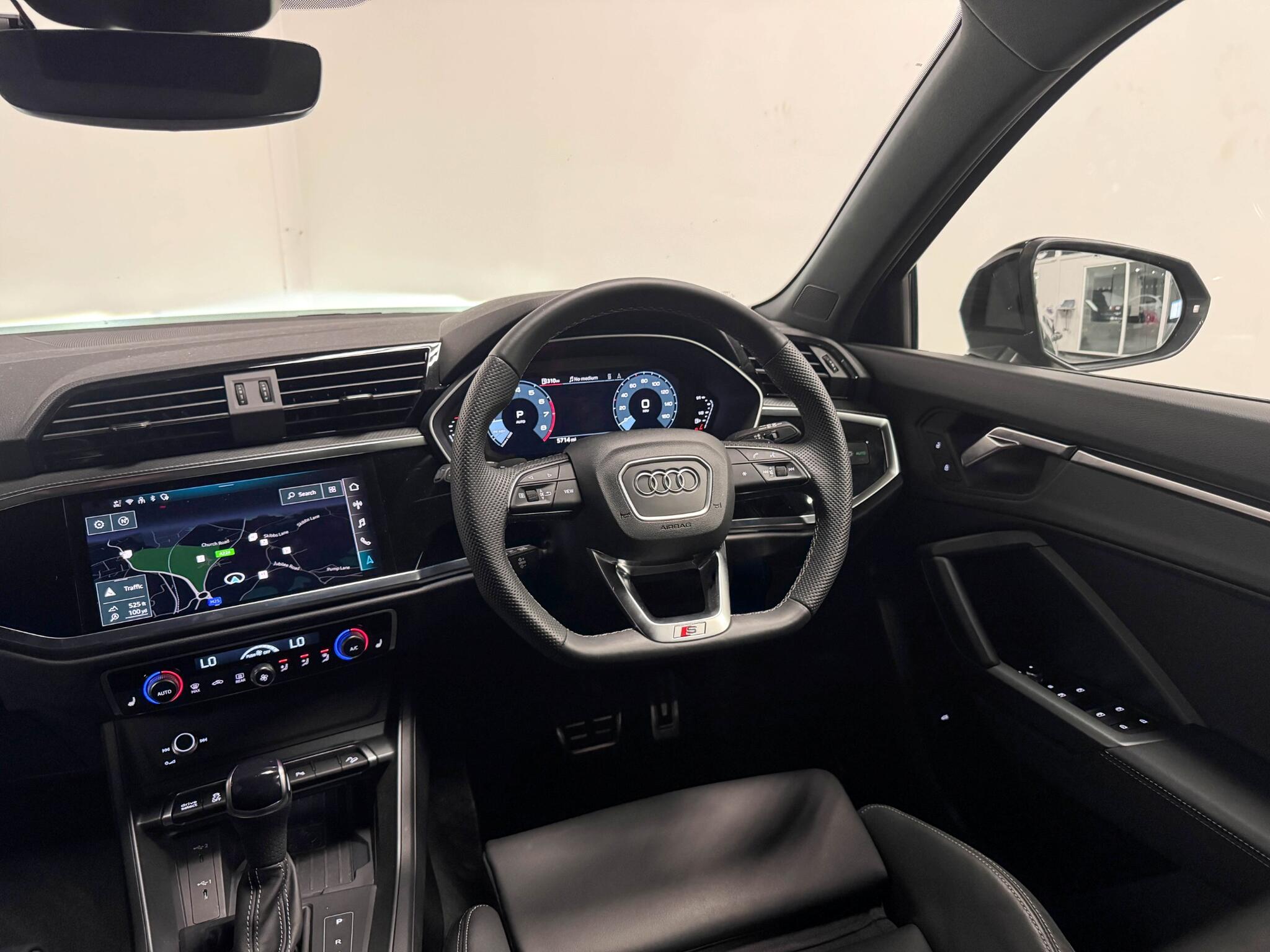 Audi Q3 view 28