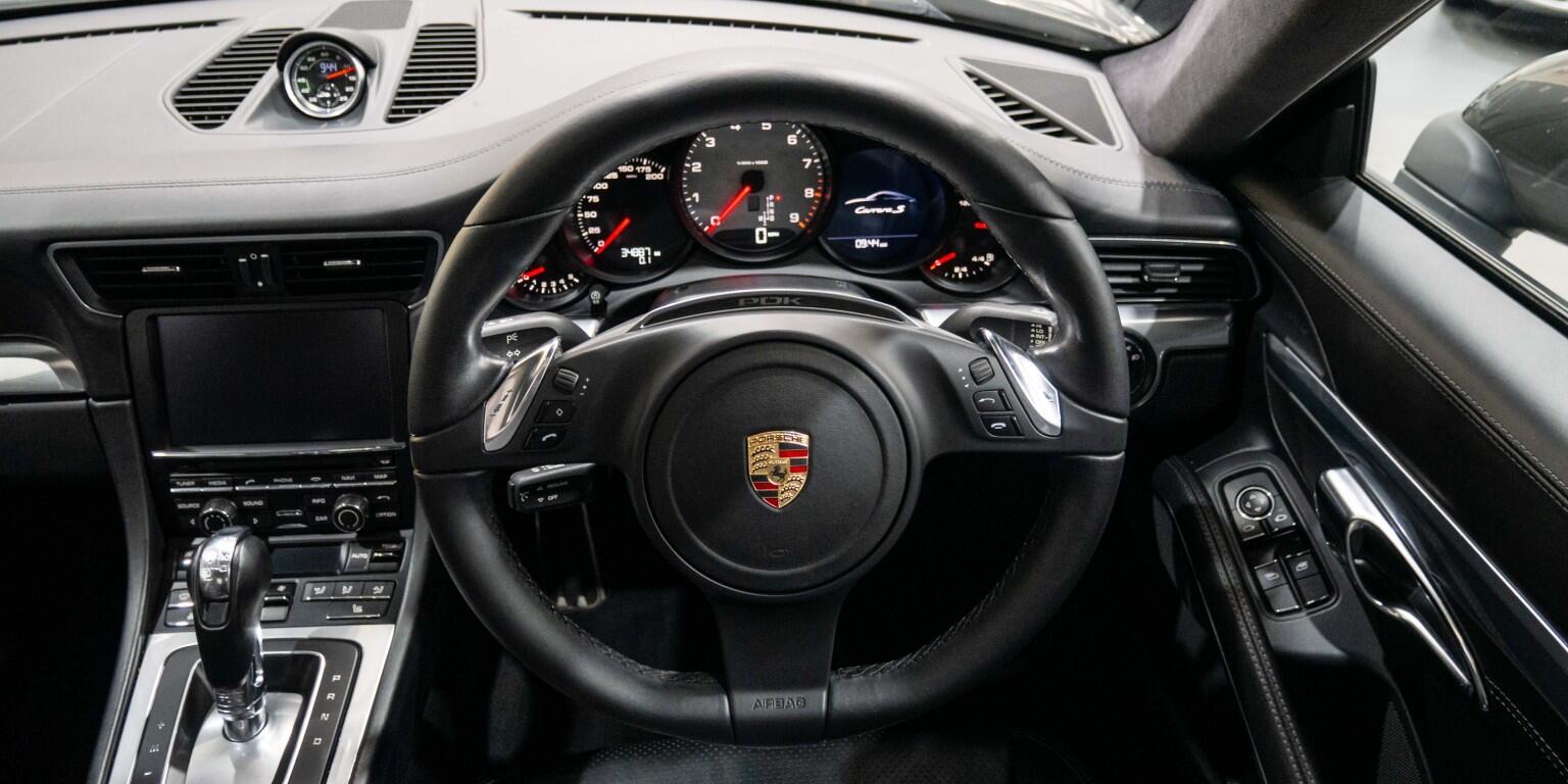 Porsche 911 view 22