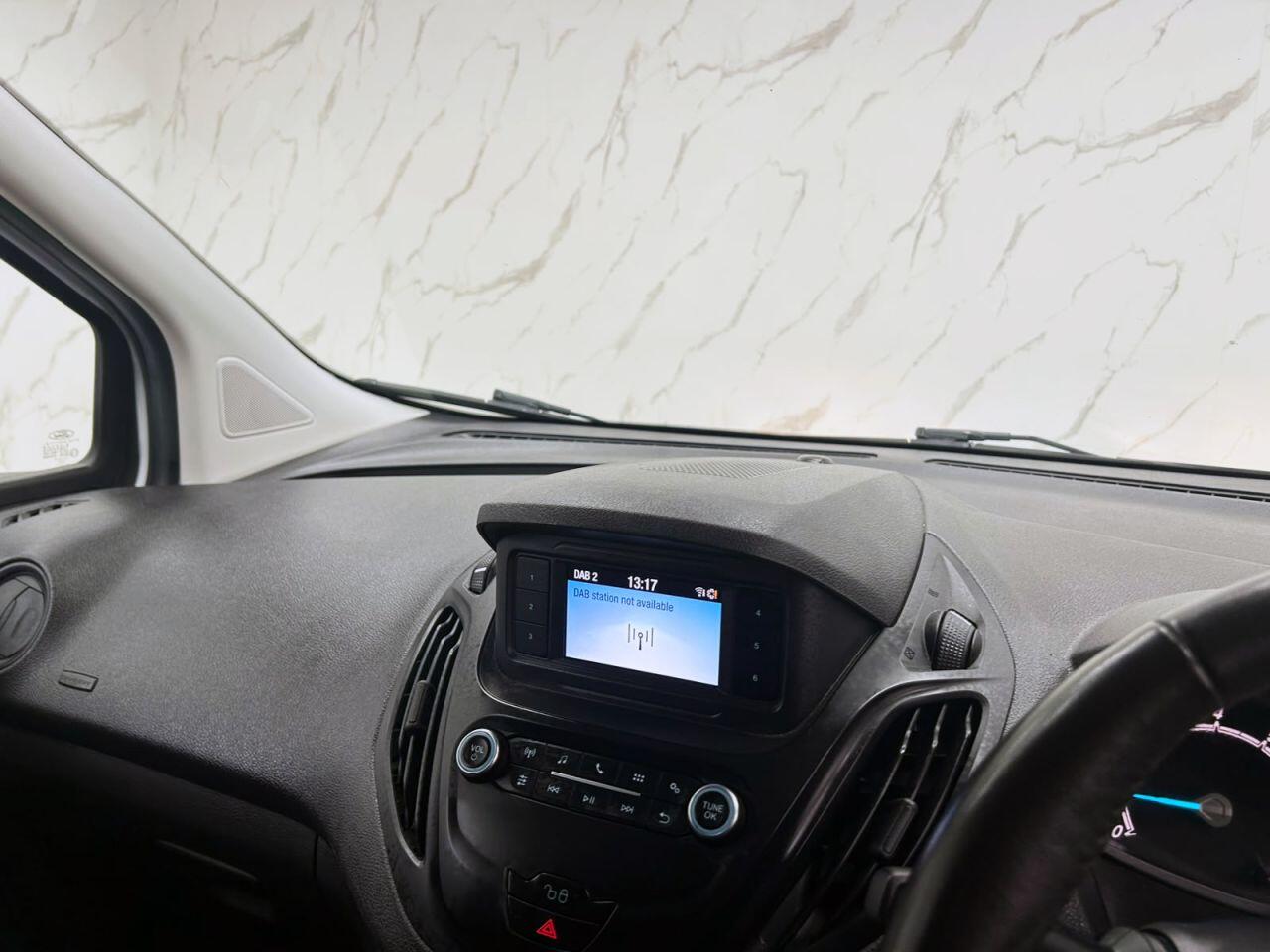 Ford Transit Courier view 16
