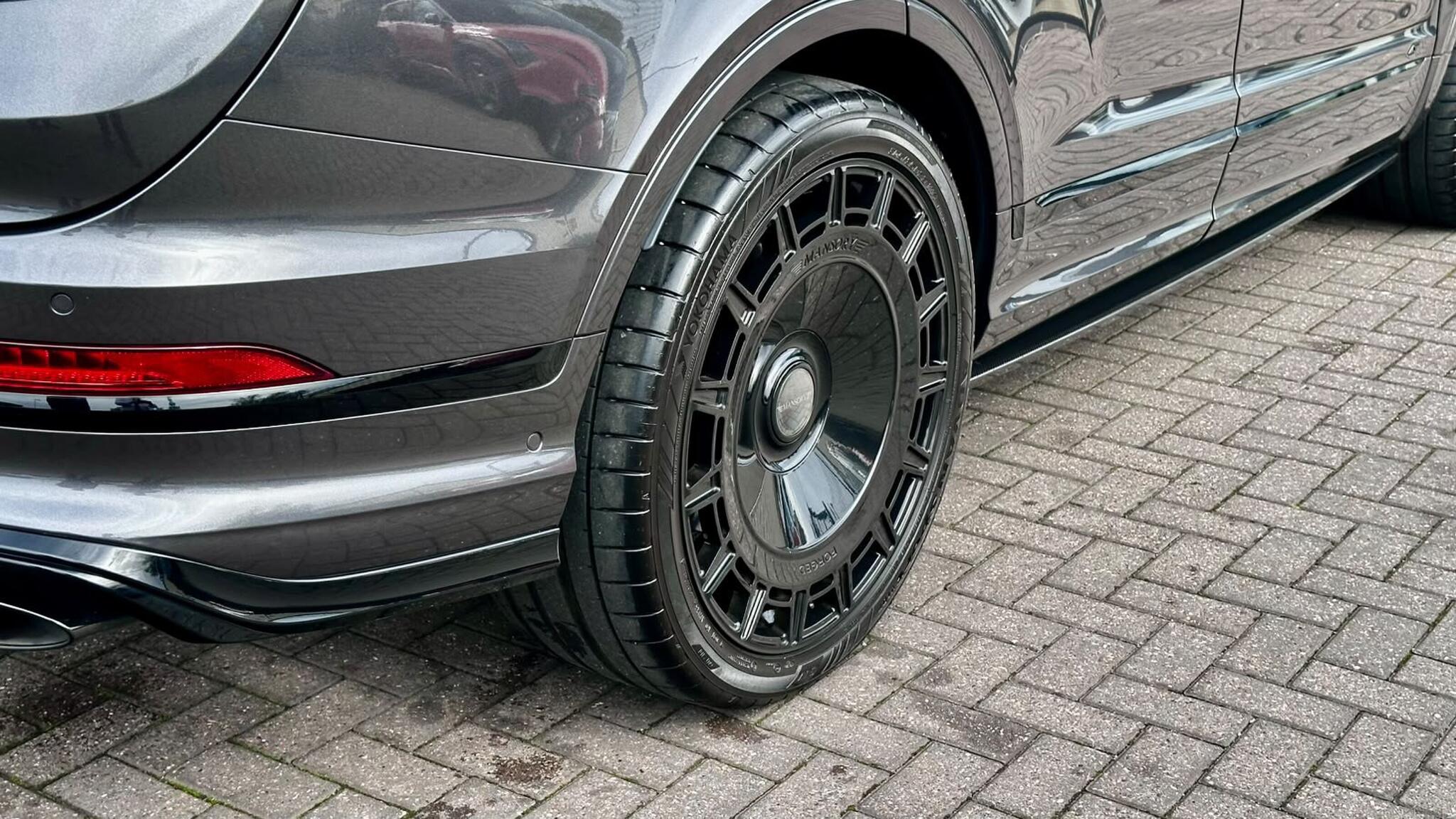 Bentley Bentayga view 27