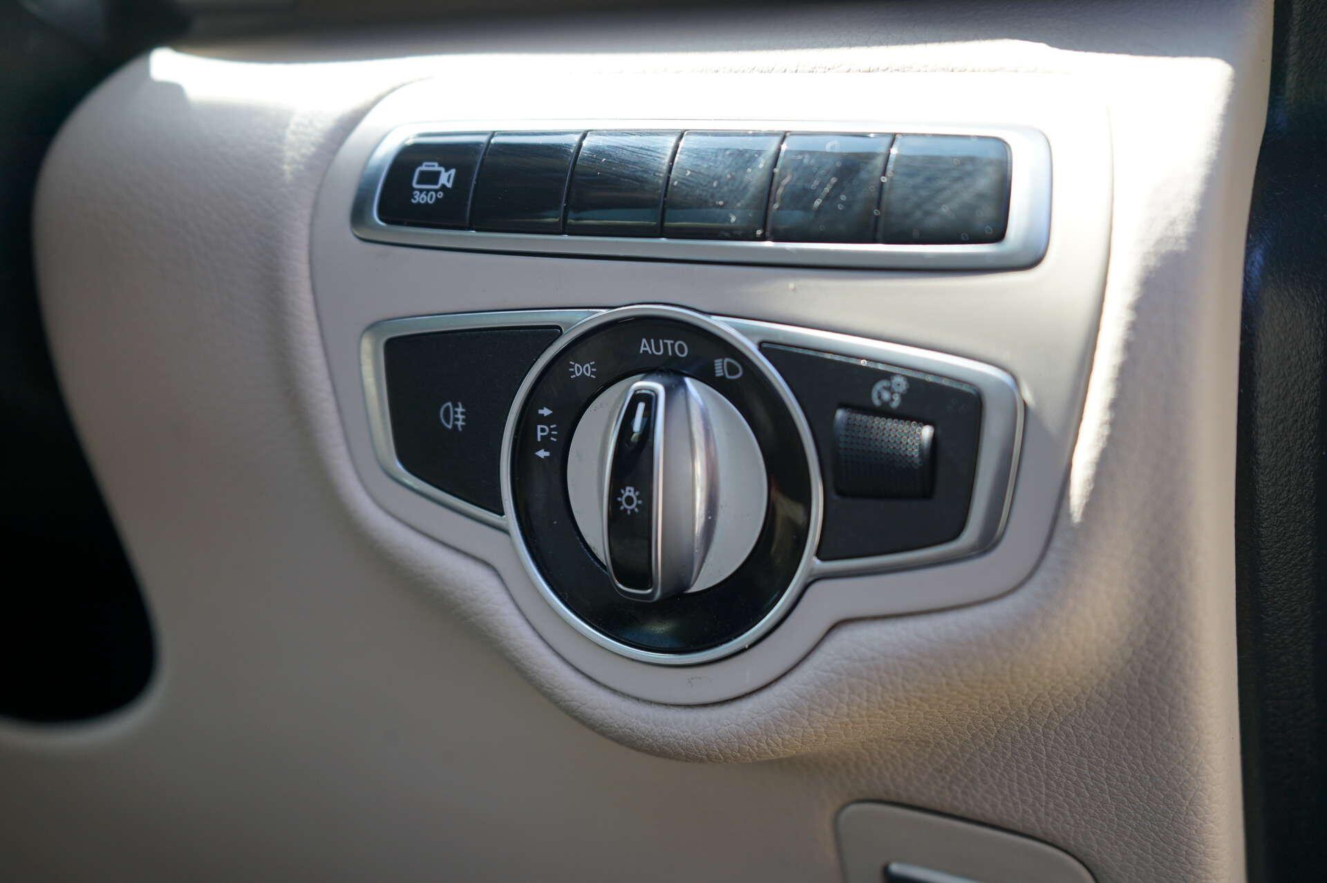Mercedes-Benz V-Class view 21