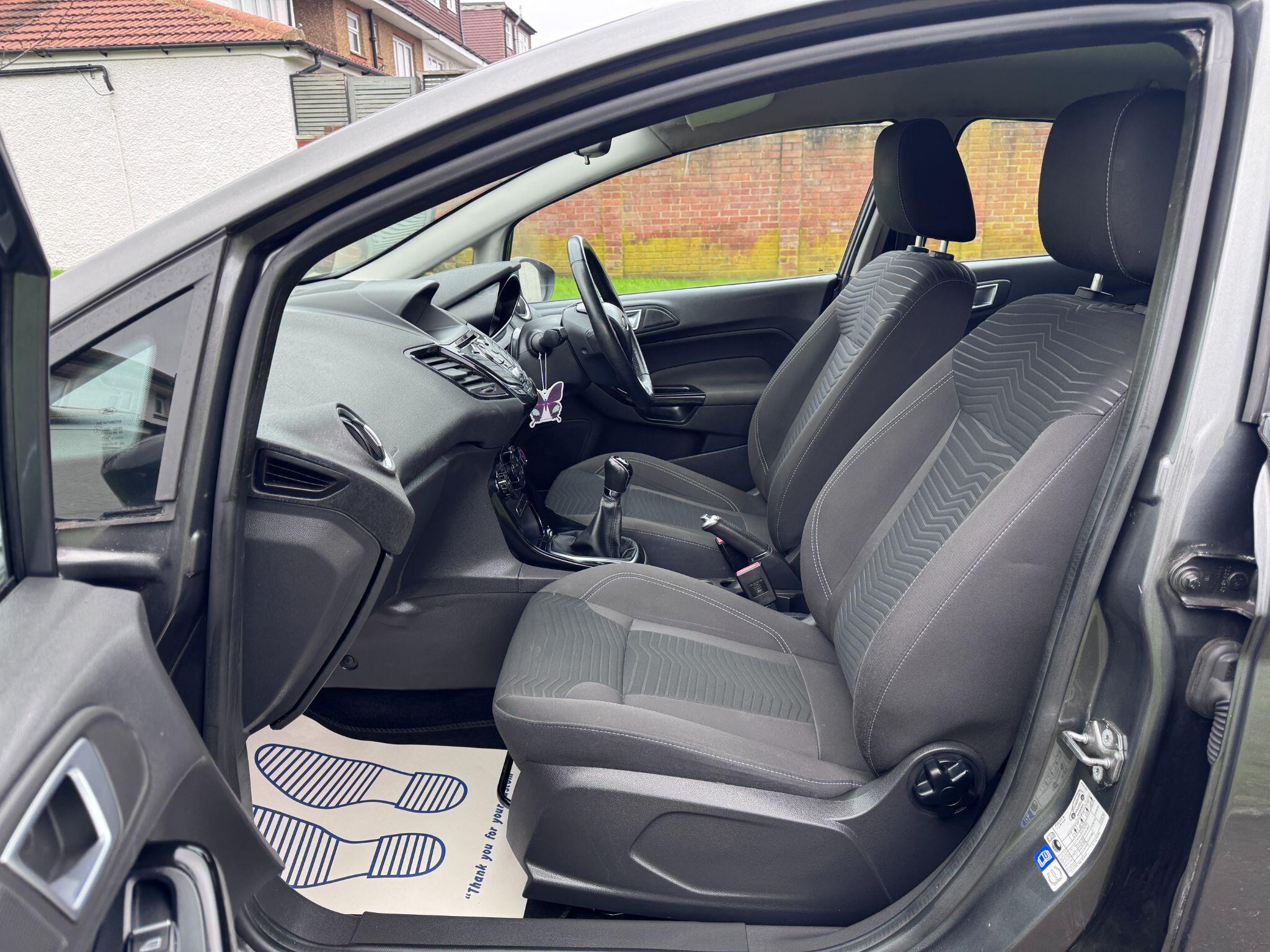 2017 Ford Fiesta image 19
