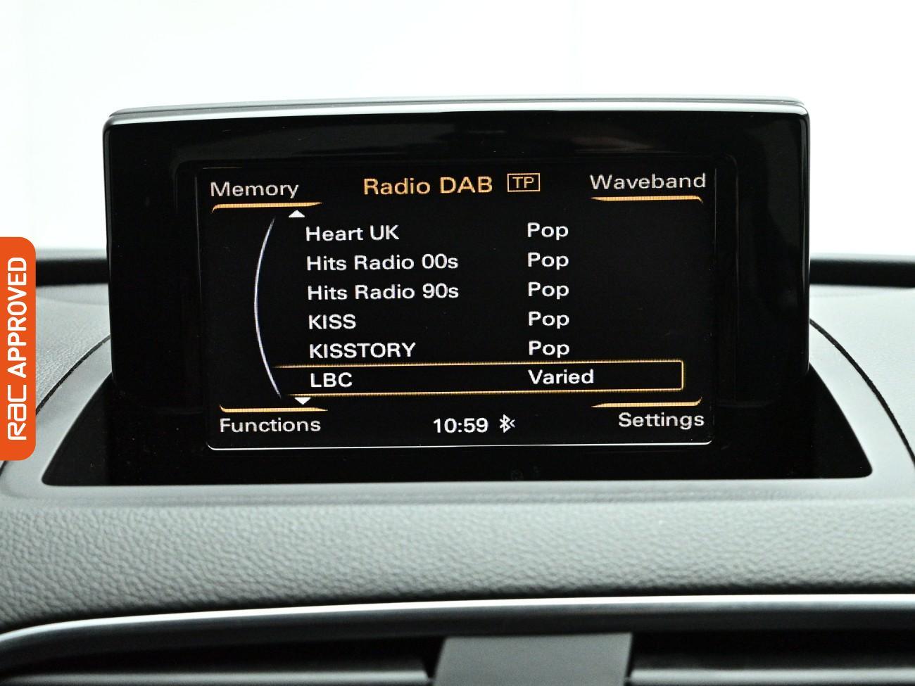 Audi Q3 view 14