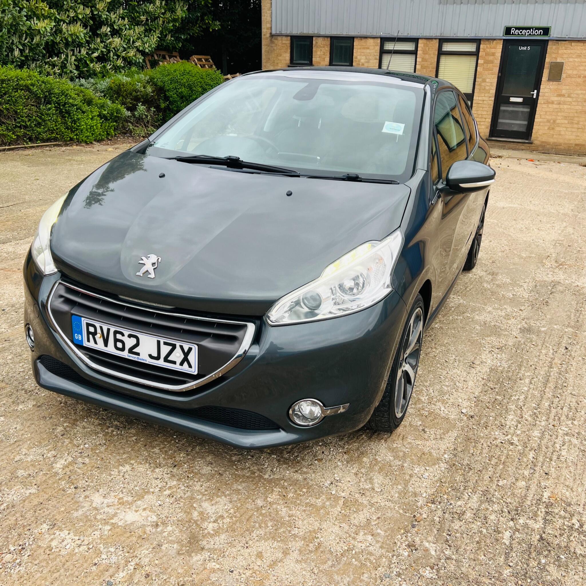 Peugeot 208 view 3