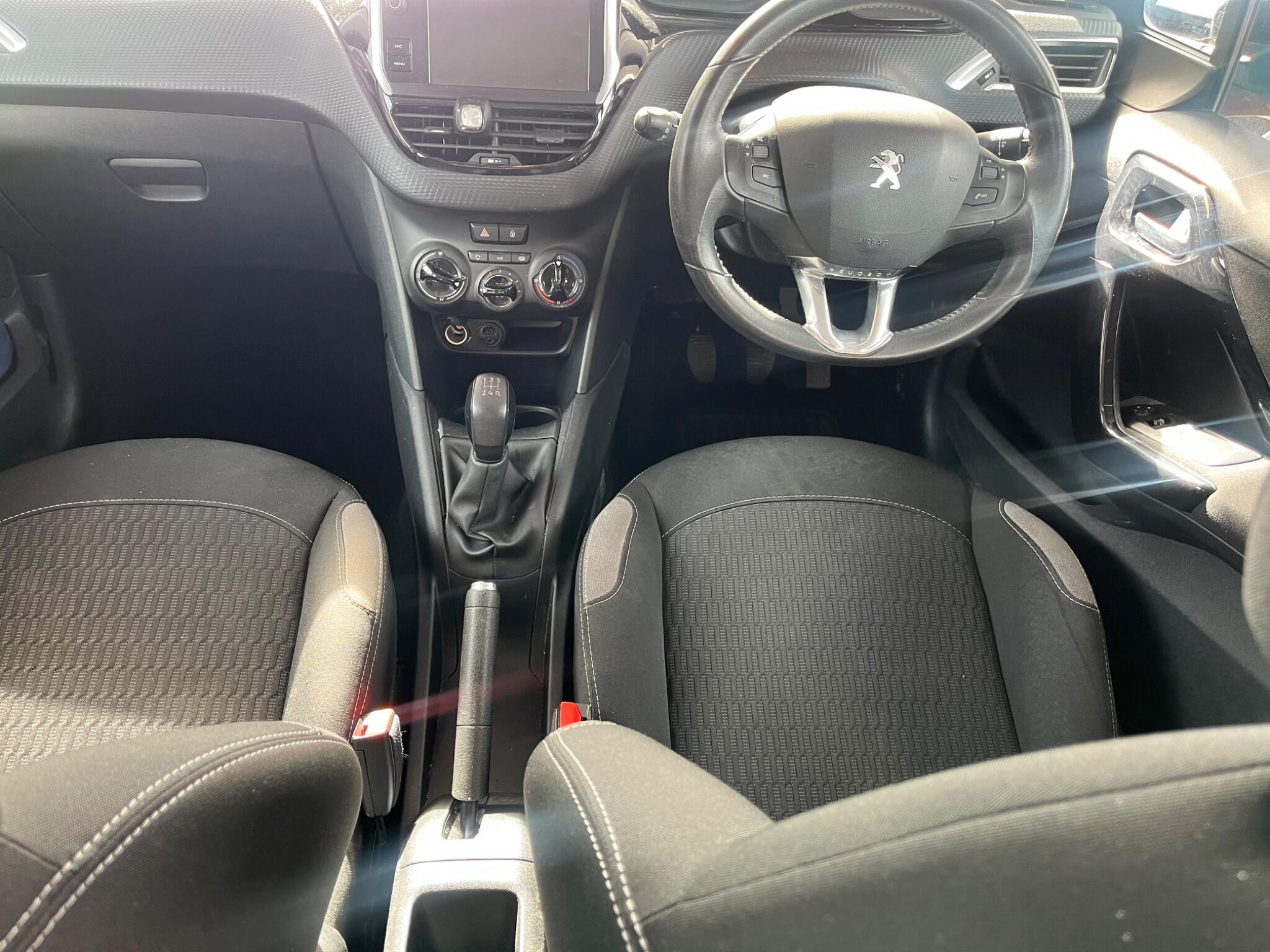 Peugeot 208 view 6