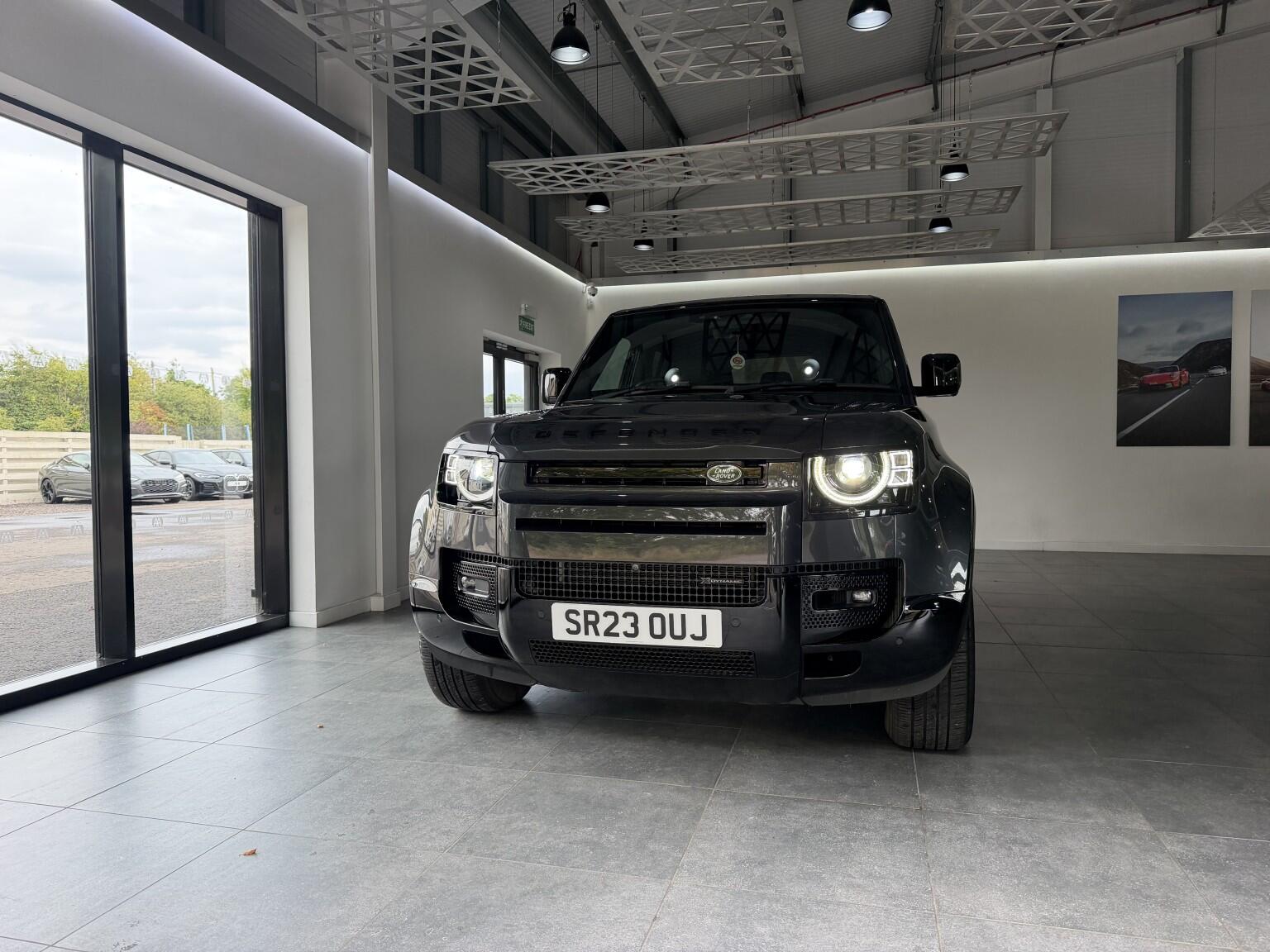 Land Rover Defender 110 view 63