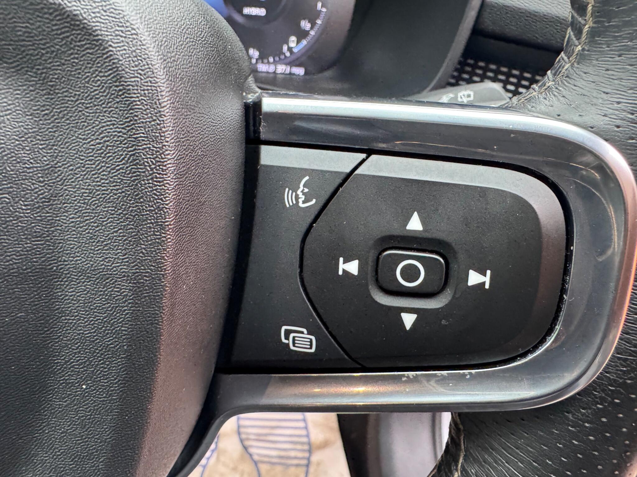 Volvo XC40 view 11