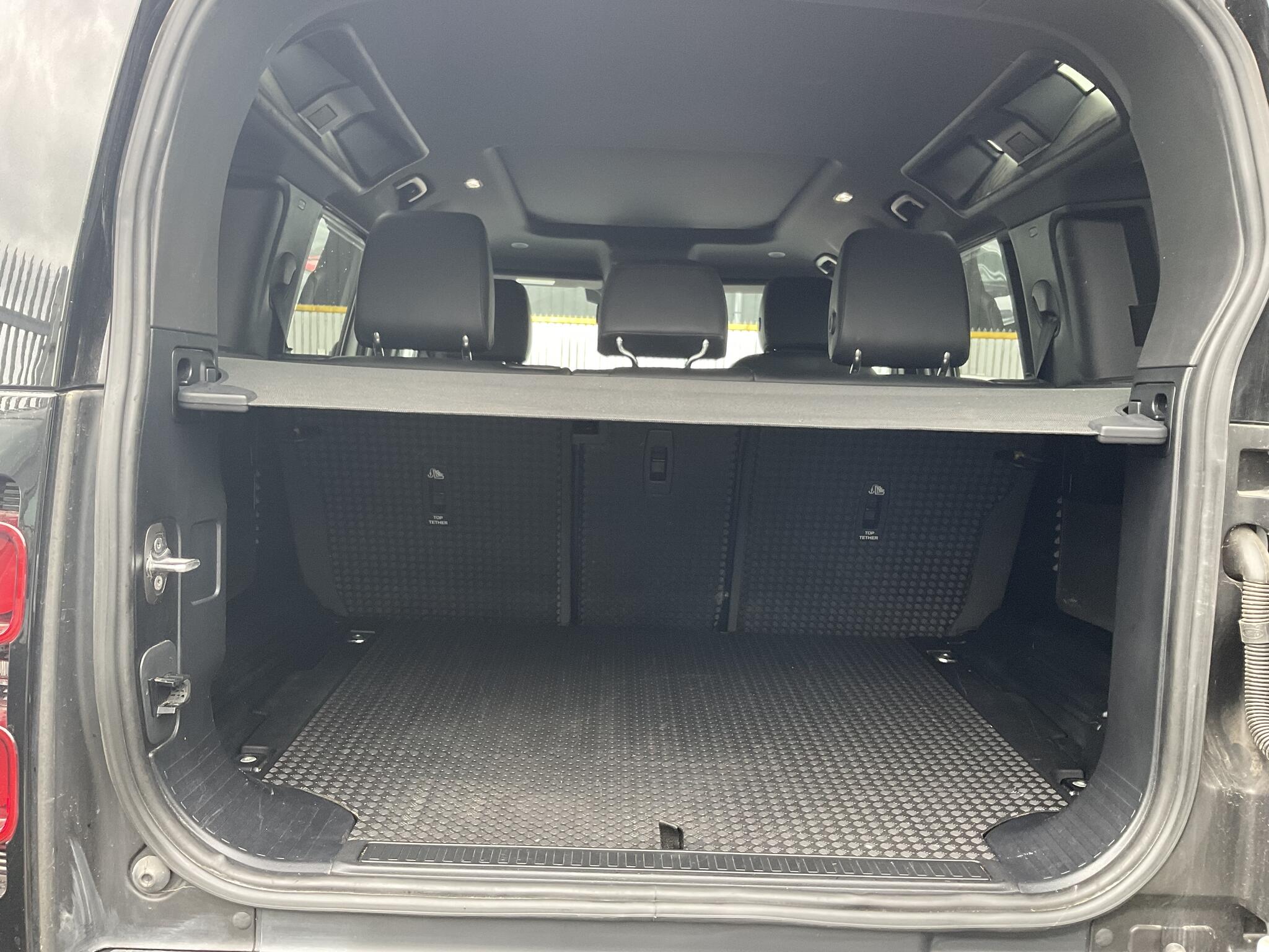 Land Rover Defender 110 view 20