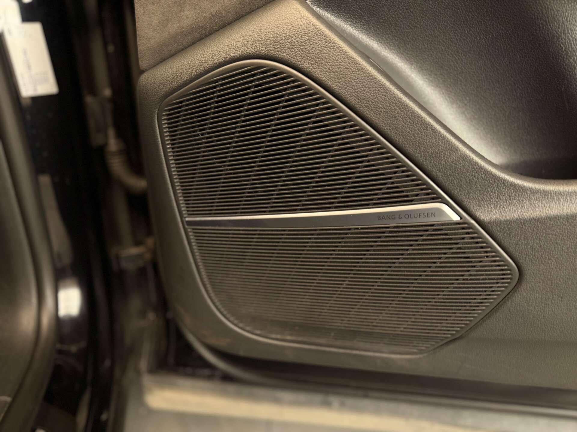 Audi Q8 view 32