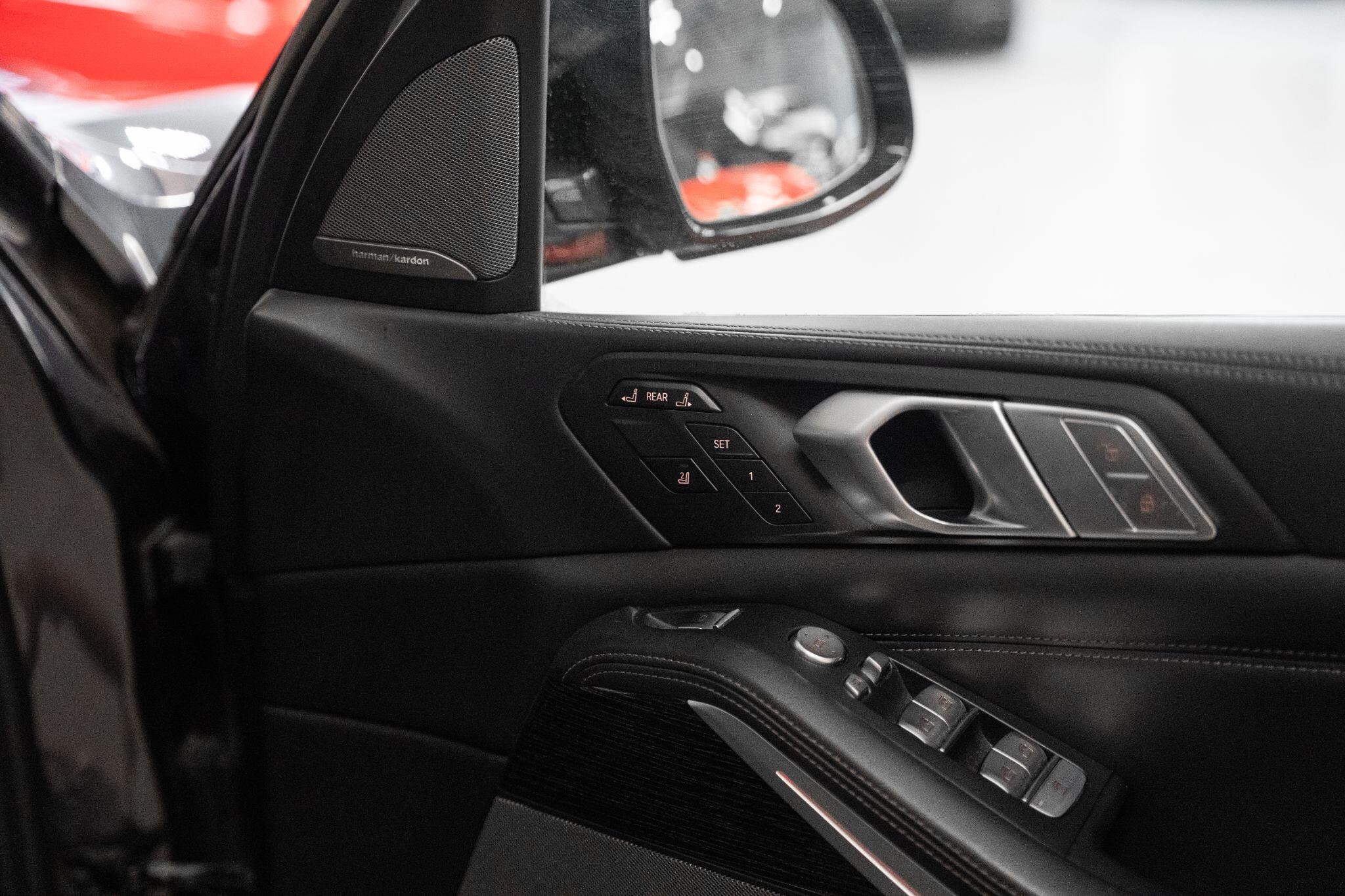 BMW X7 view 26