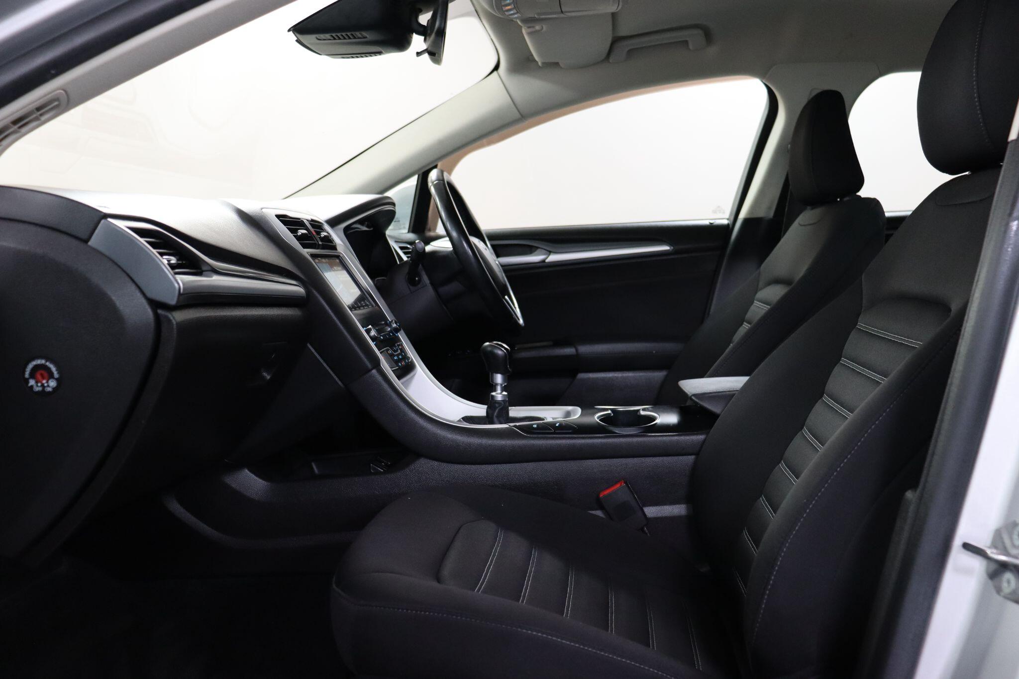 Ford Mondeo view 43