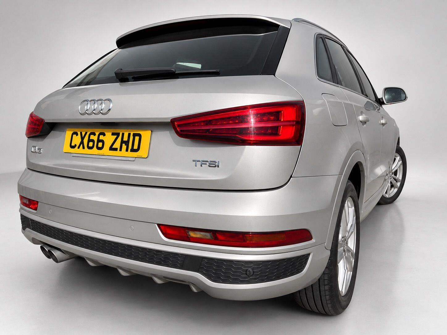 Audi Q3 view 14