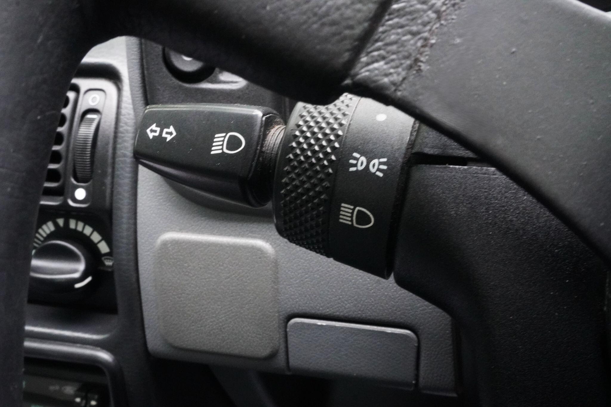 Ford Escort view 30