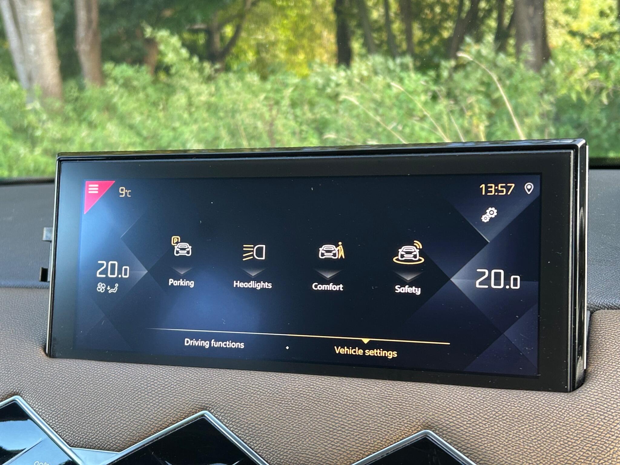 DS Automobiles DS 3 Crossback view 45