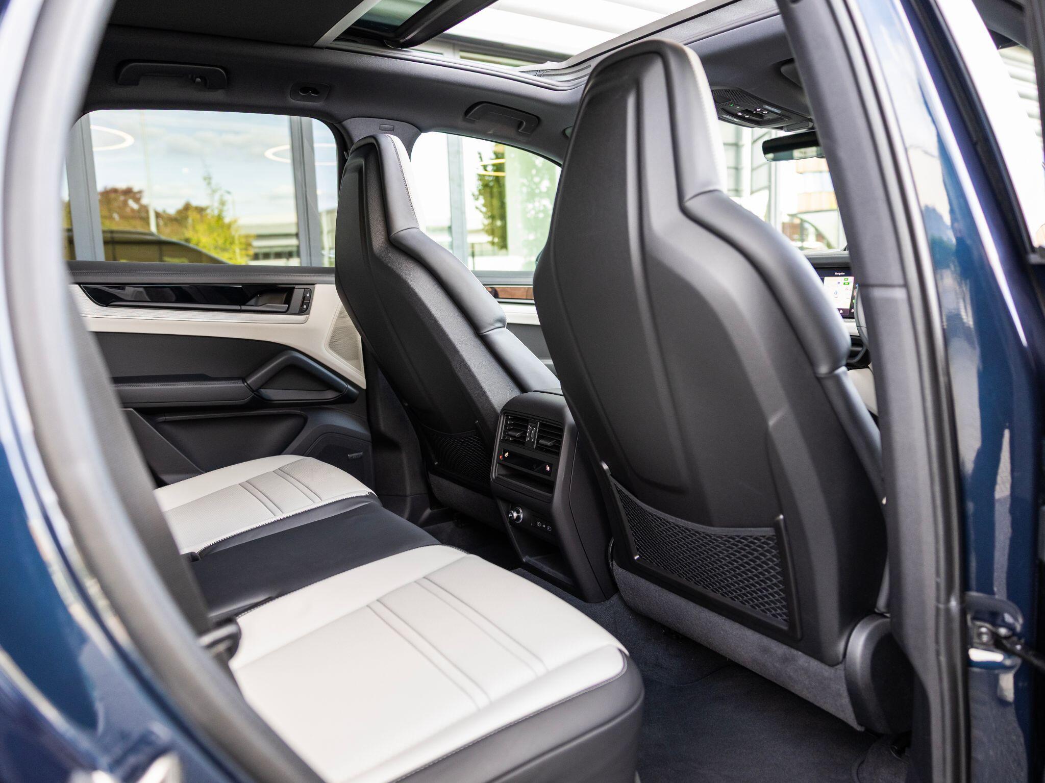 Porsche Cayenne view 40