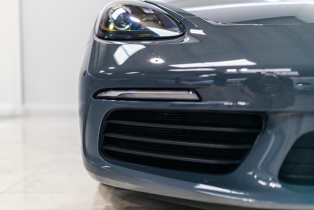 Porsche Cayman view 13