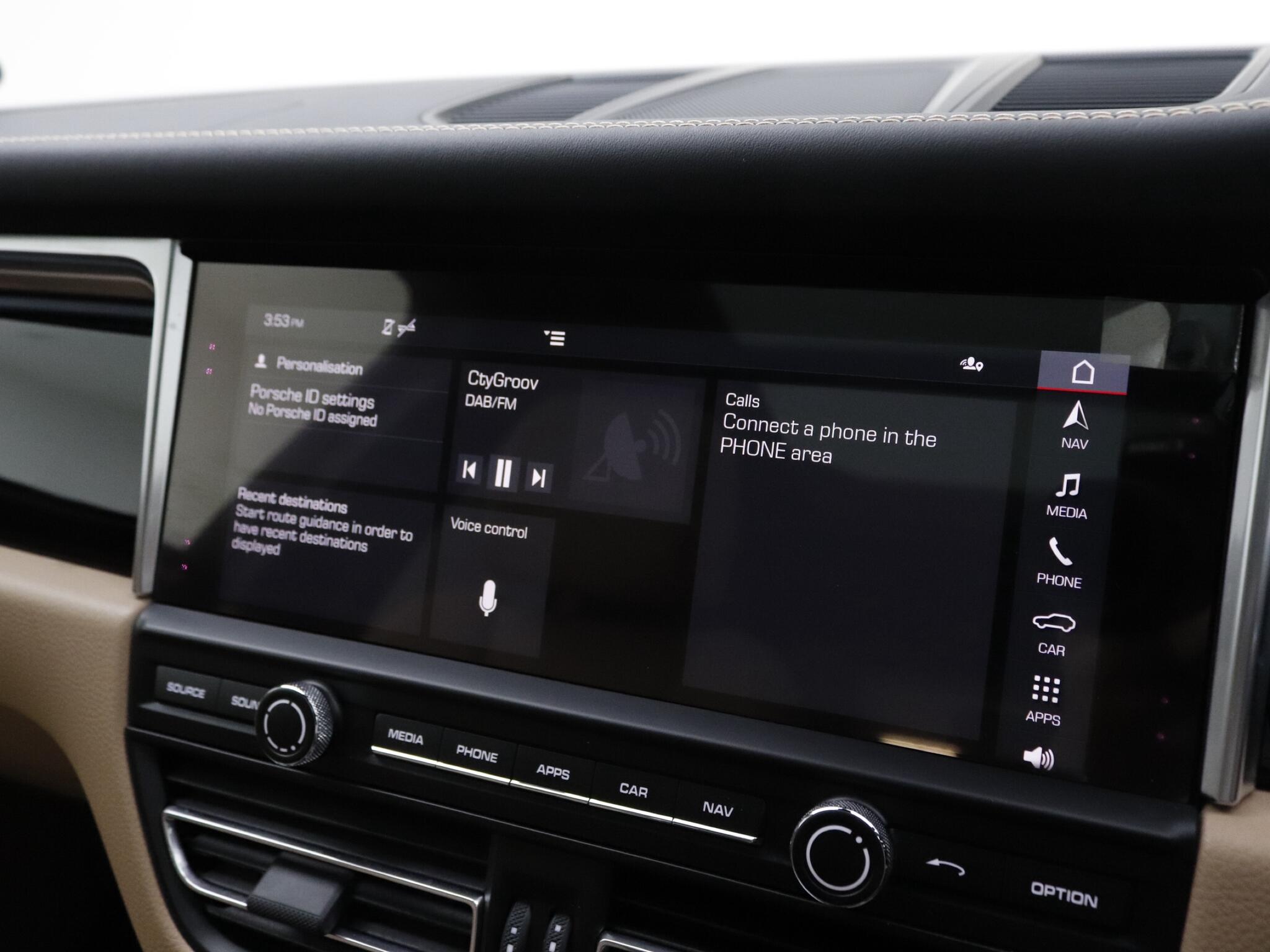 Porsche Macan view 28
