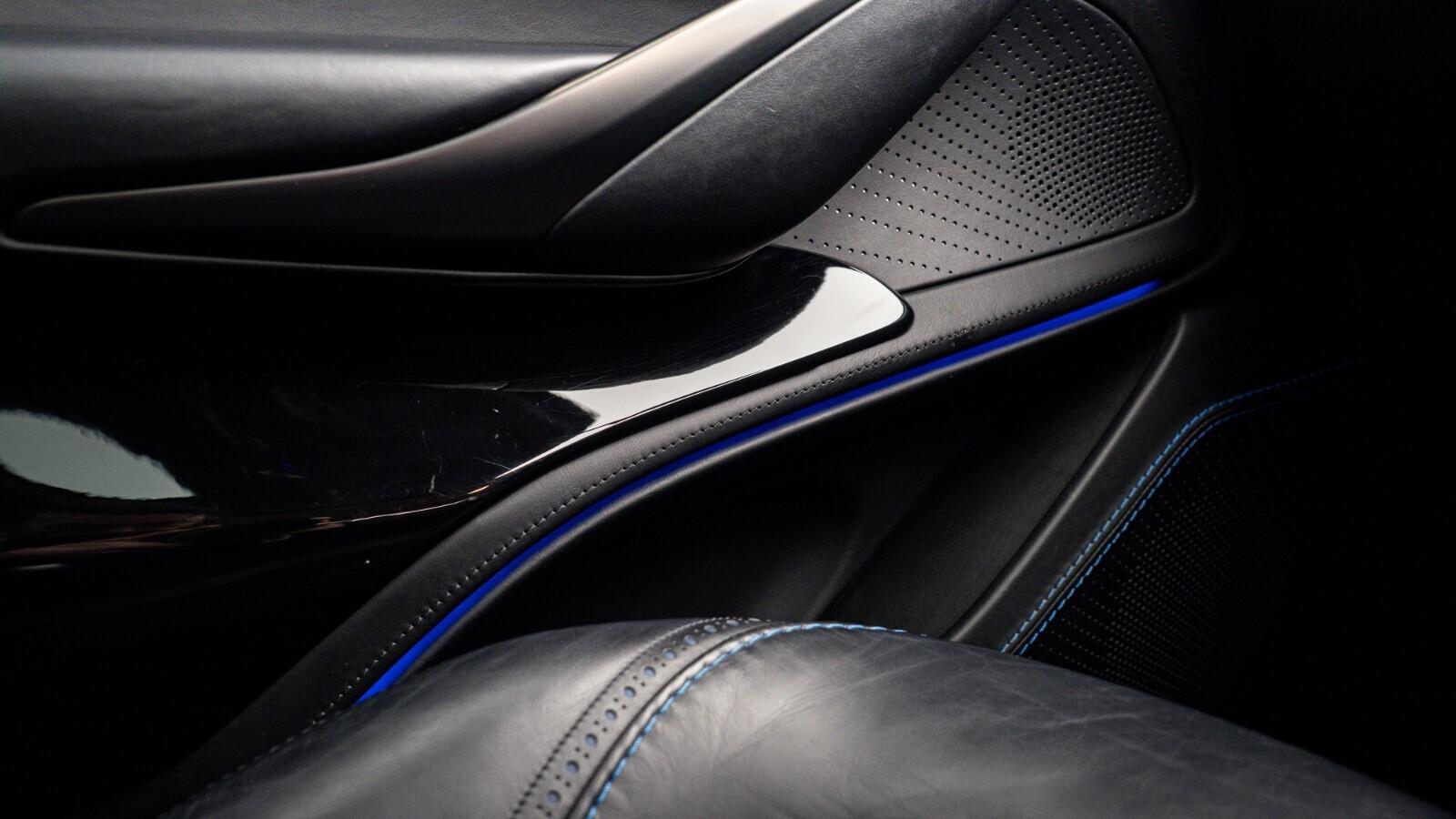 Aston Martin DBX view 29