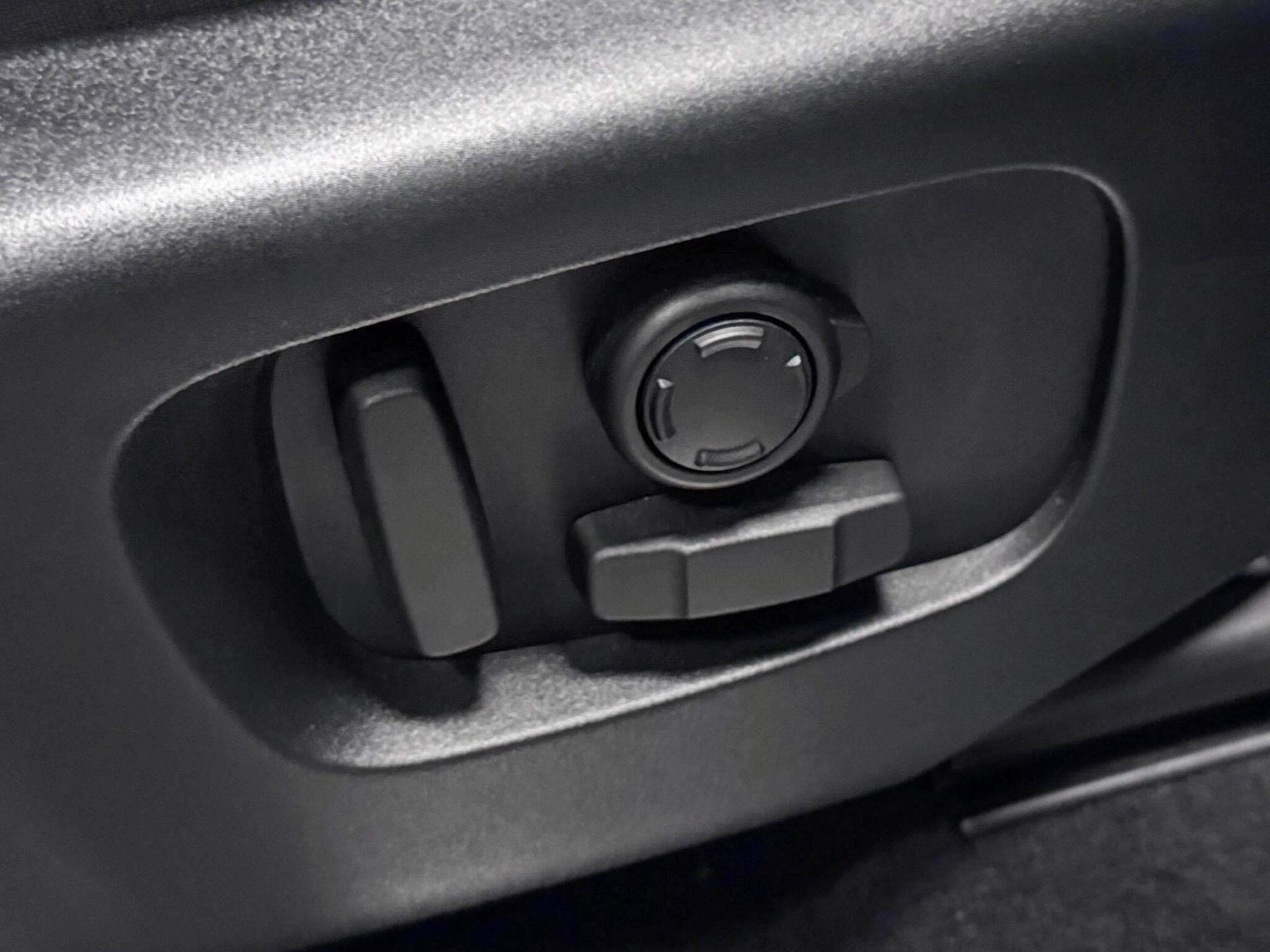 Land Rover Discovery Sport view 18