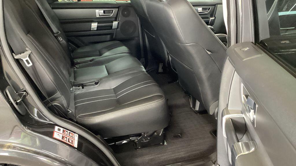 Land Rover Discovery 4 view 3