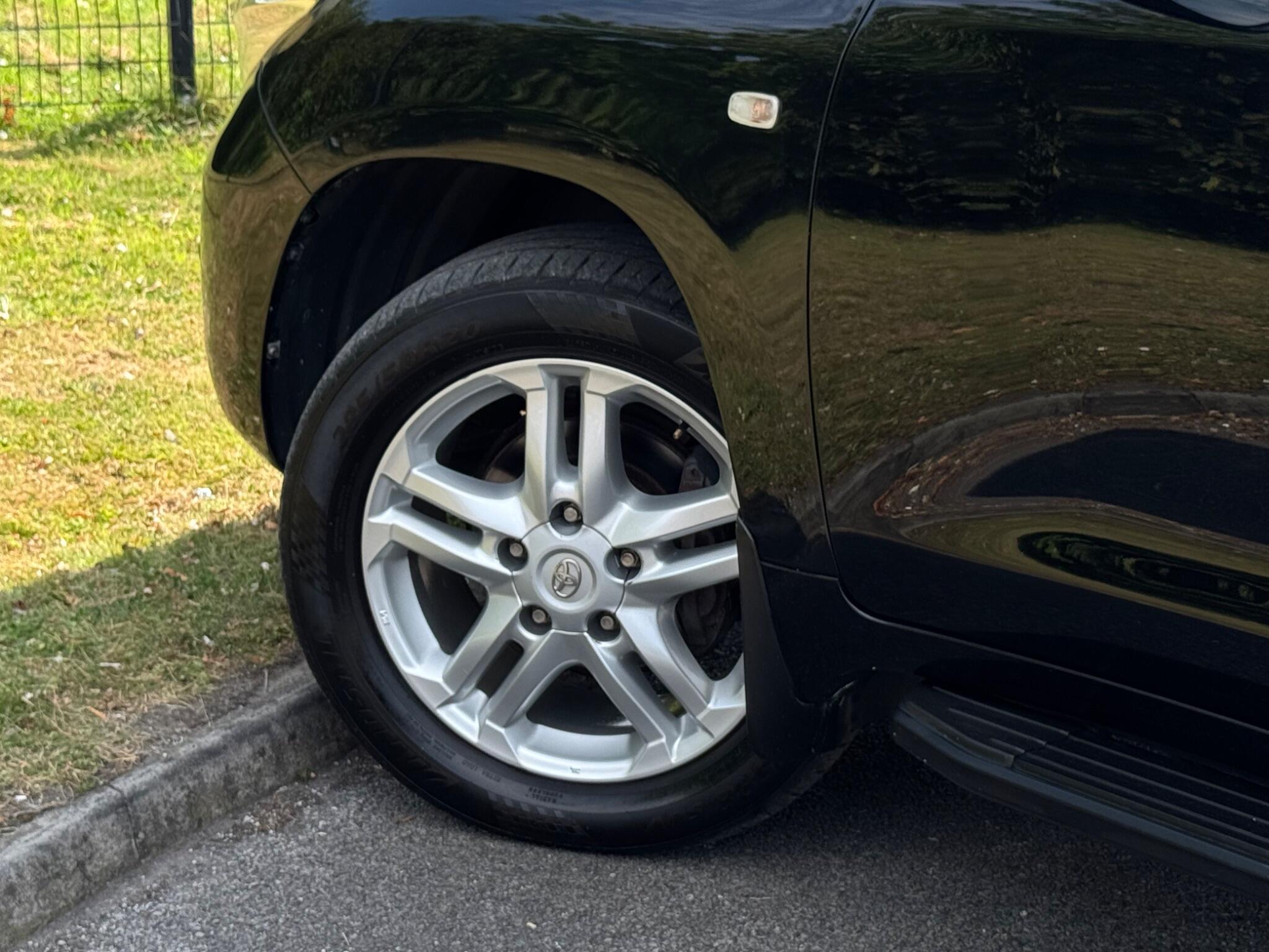 Toyota Land Cruiser view 30