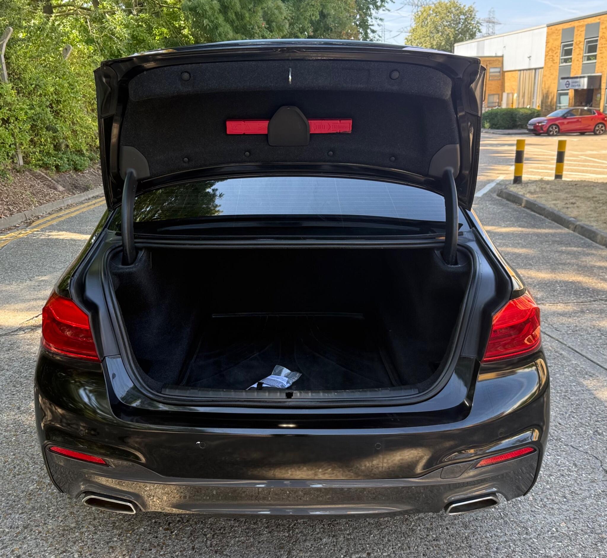 BMW 5 Series view 29
