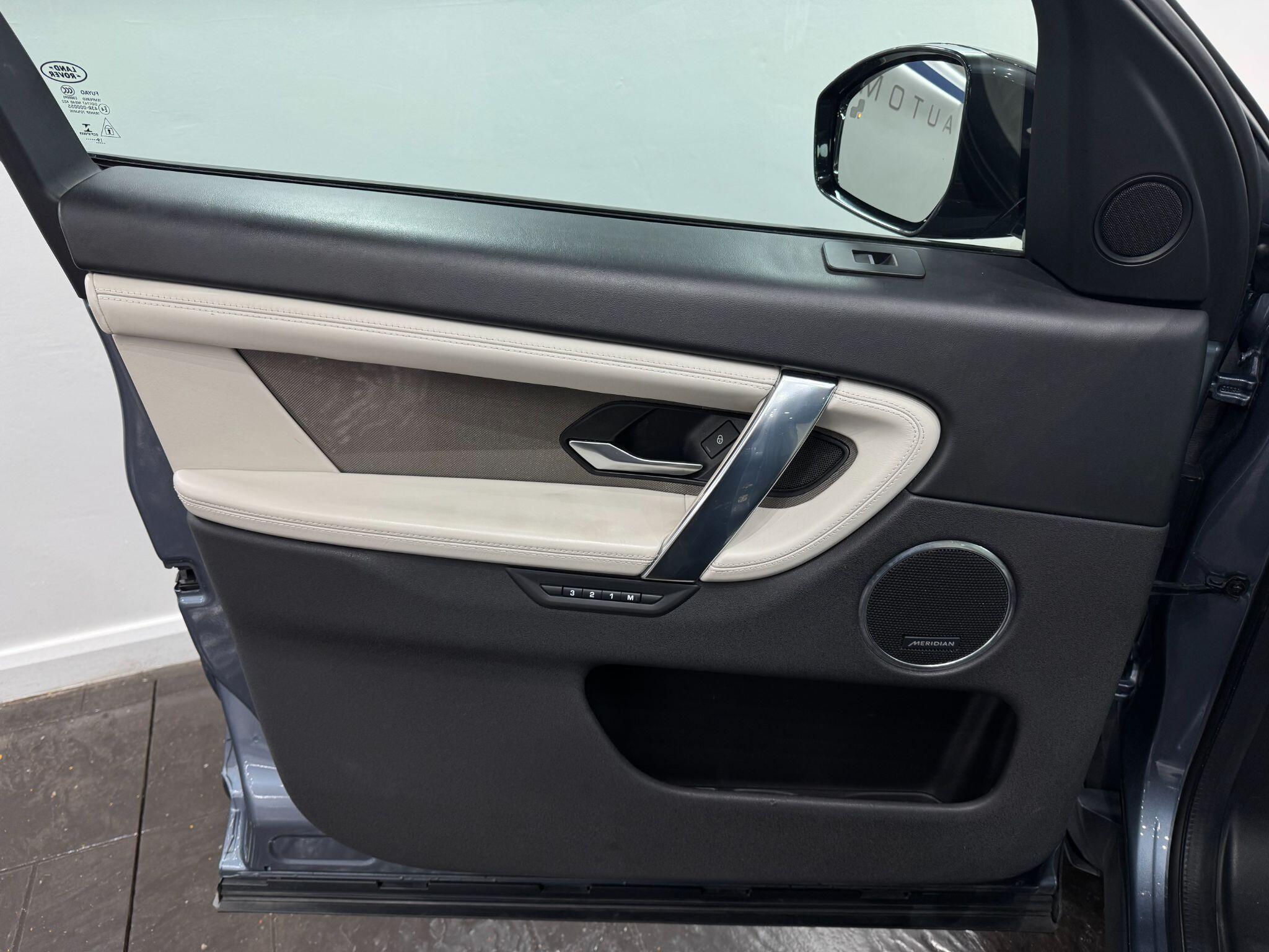 Land Rover Discovery Sport view 43